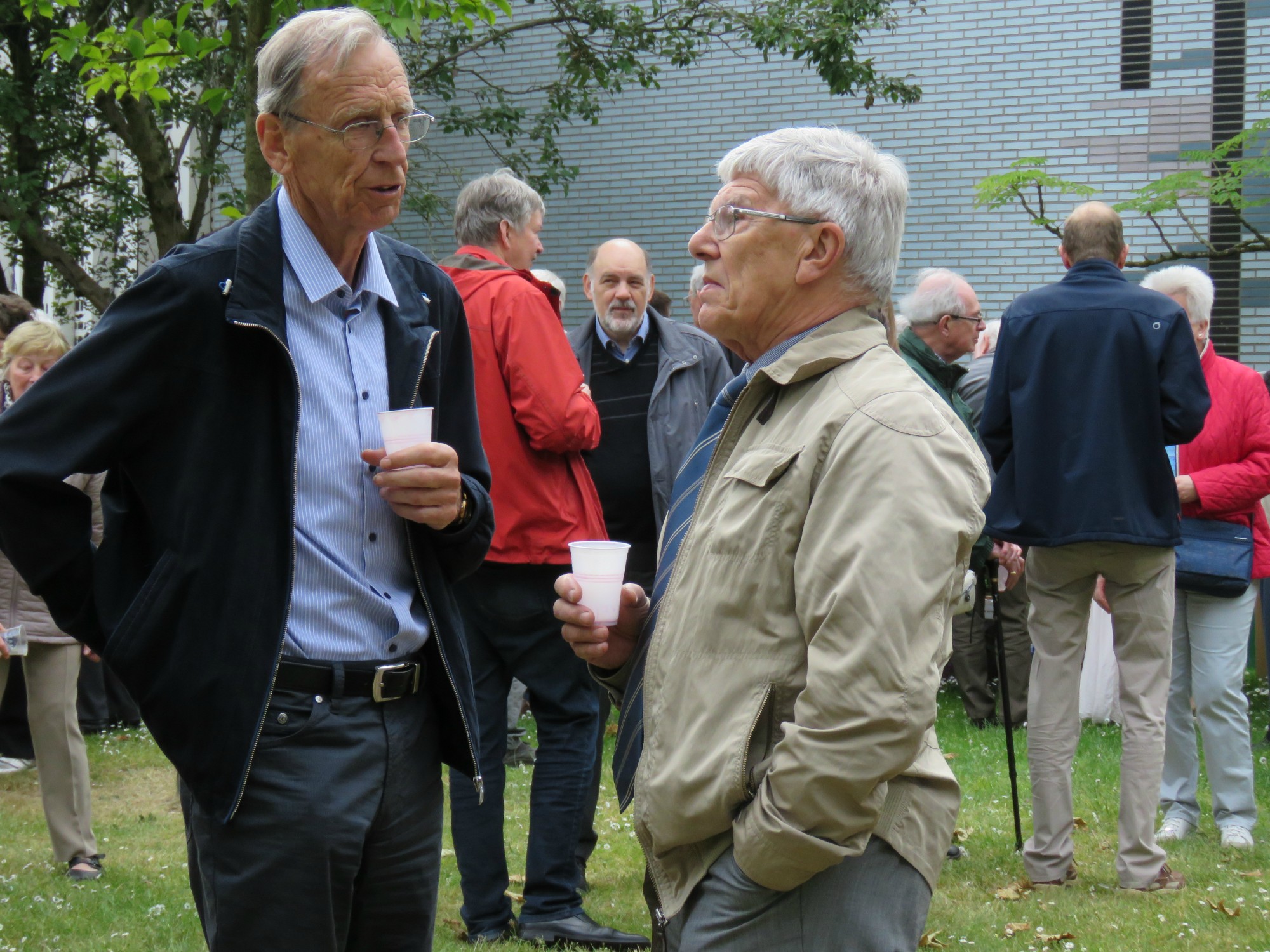 Receptie t.g.v. Rerum Novarum op het gras voor de kerk