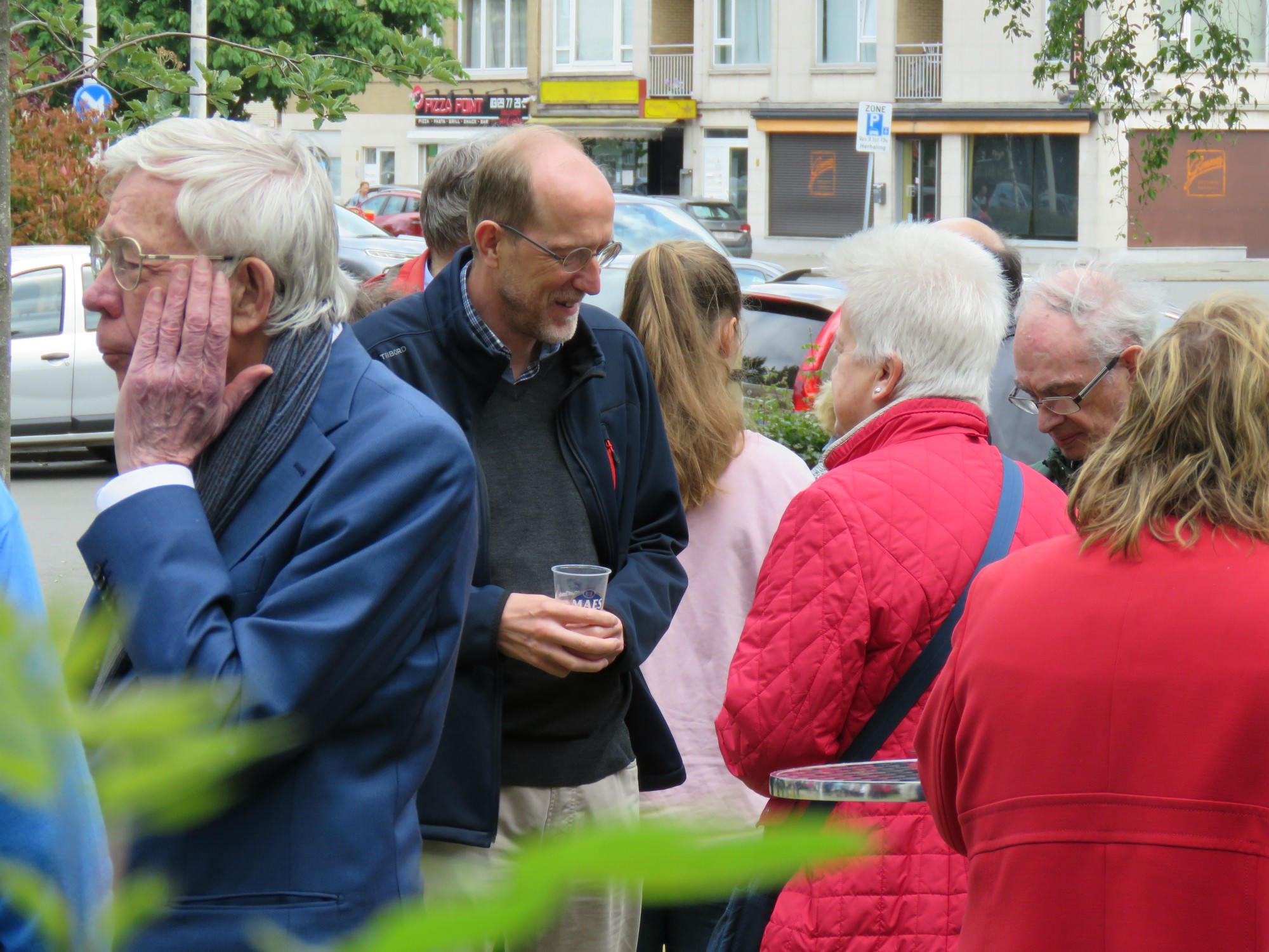 Receptie t.g.v. Rerum Novarum op het gras voor de kerk