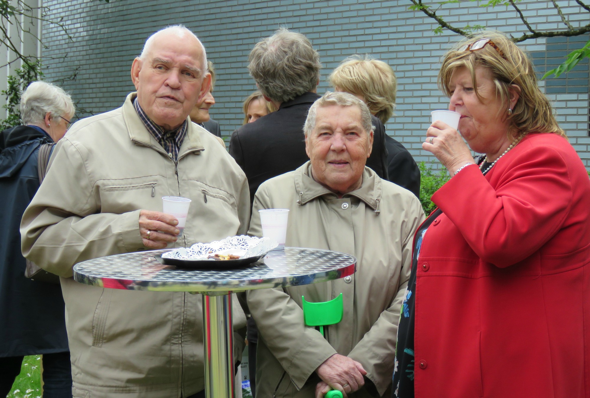 Receptie t.g.v. Rerum Novarum op het gras voor de kerk