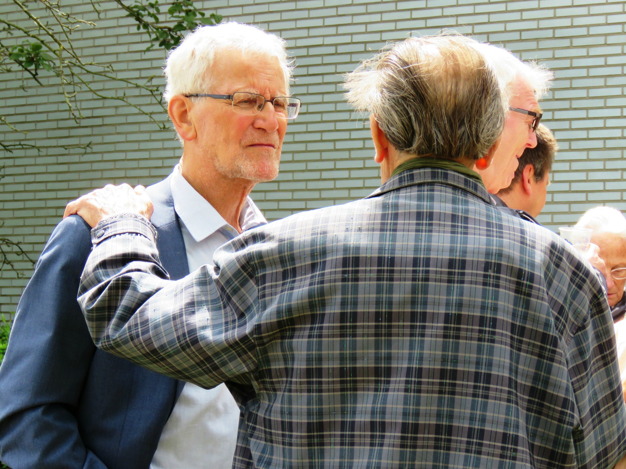 Receptie t.g.v. Rerum Novarum op het gras voor de kerk