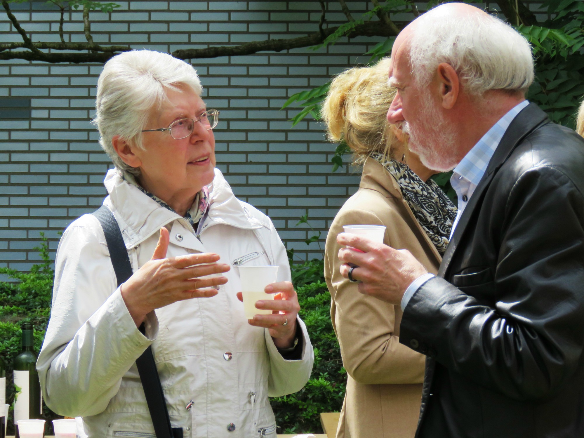 Receptie t.g.v. Rerum Novarum op het gras voor de kerk