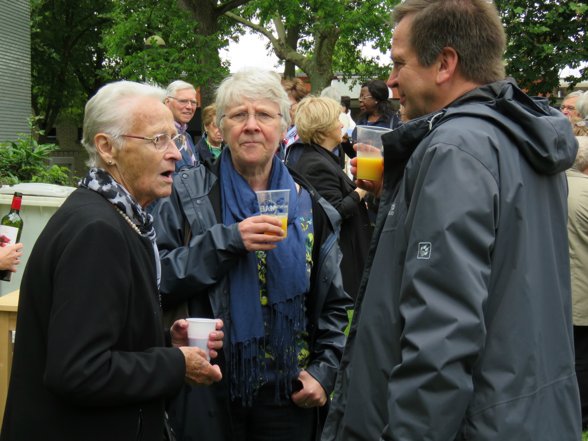 Receptie t.g.v. Rerum Novarum op het gras voor de kerk