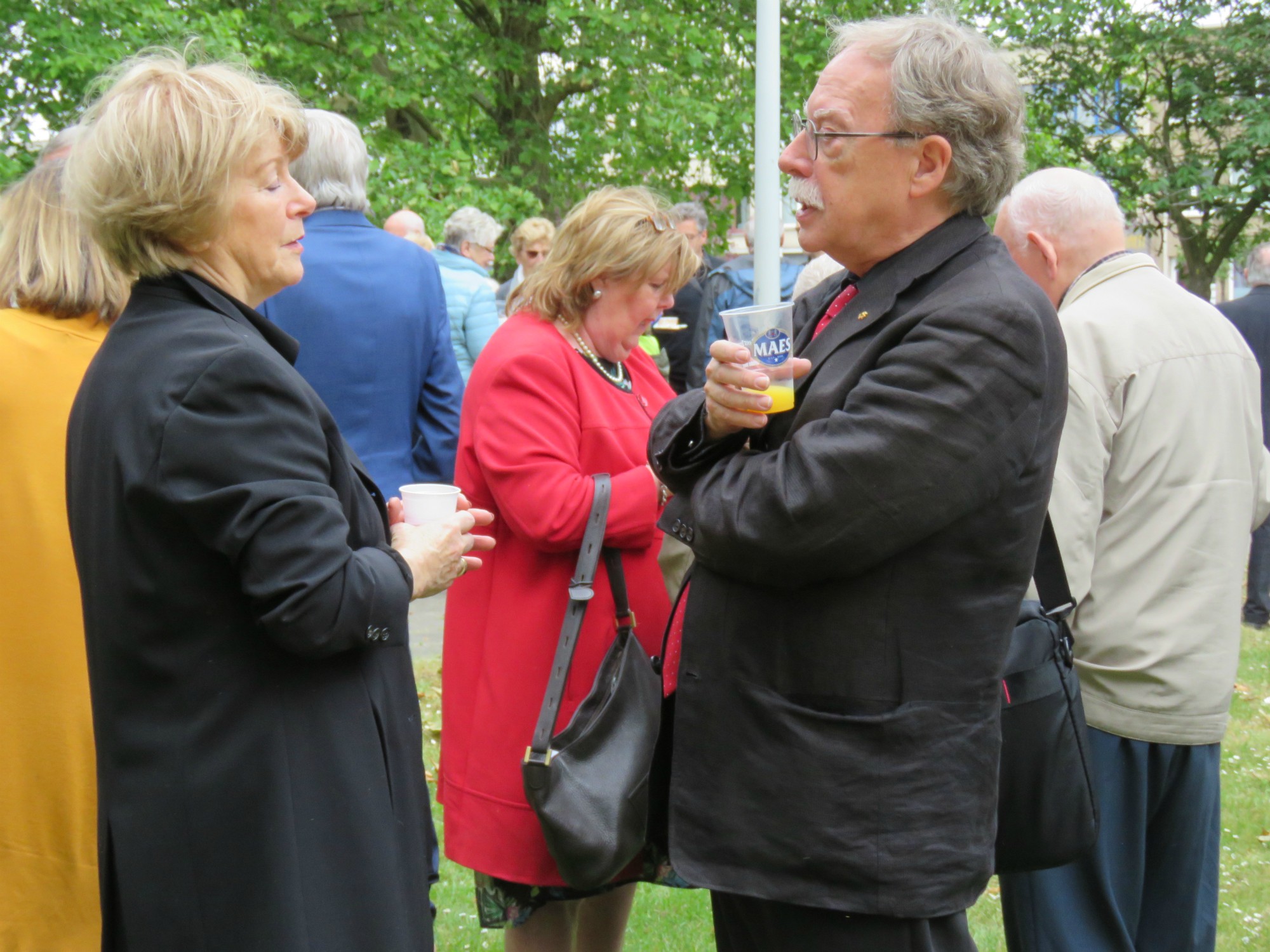 Receptie t.g.v. Rerum Novarum op het gras voor de kerk