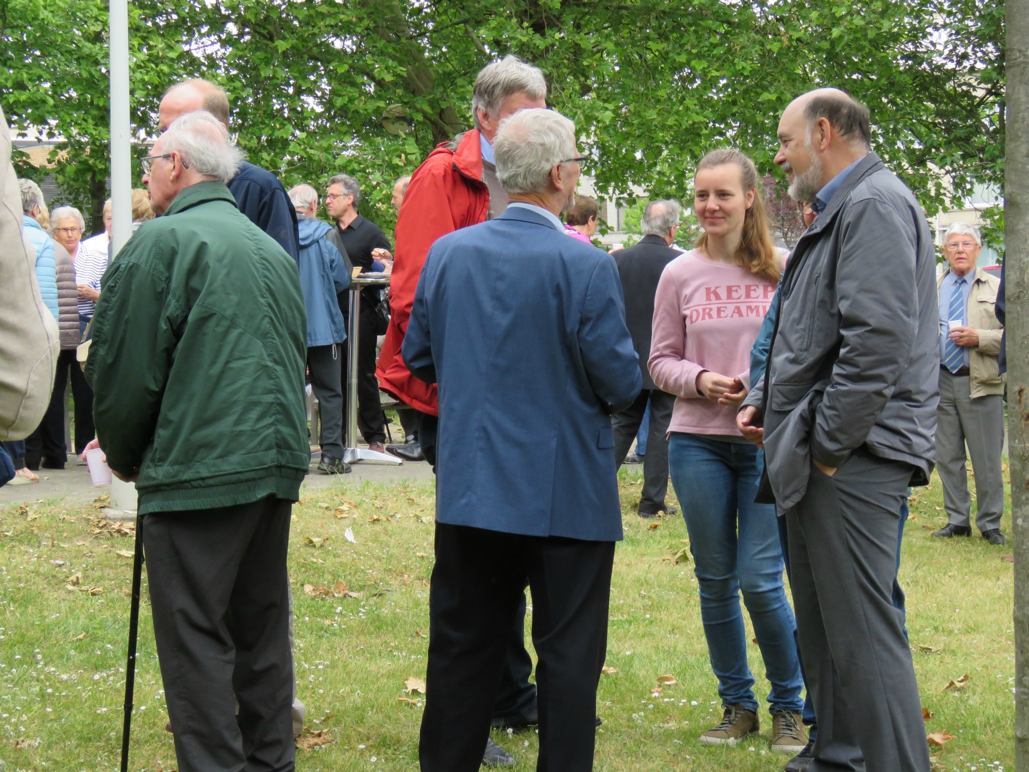 Receptie t.g.v. Rerum Novarum op het gras voor de kerk