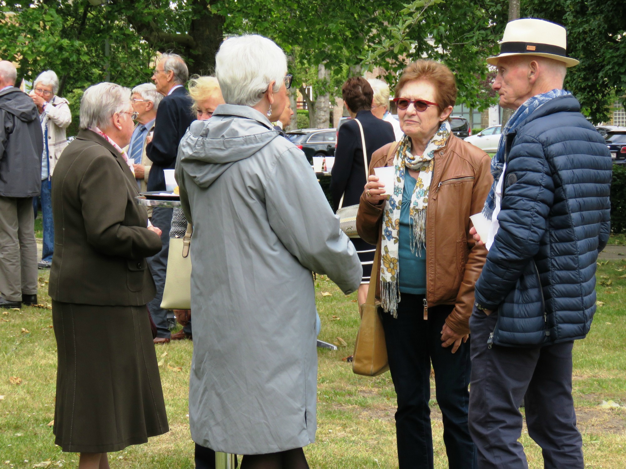 Receptie t.g.v. Rerum Novarum op het gras voor de kerk