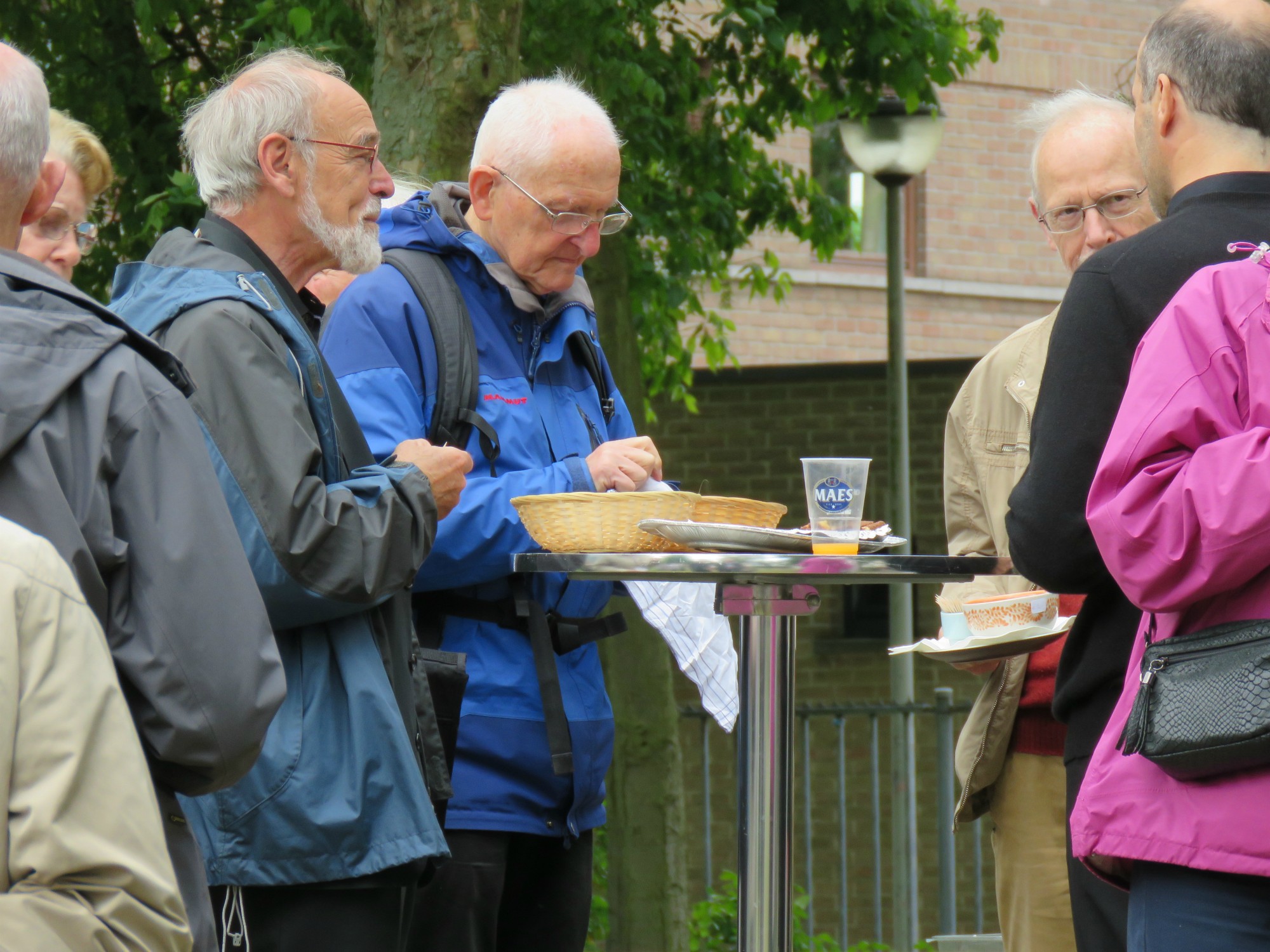 Receptie t.g.v. Rerum Novarum op het gras voor de kerk