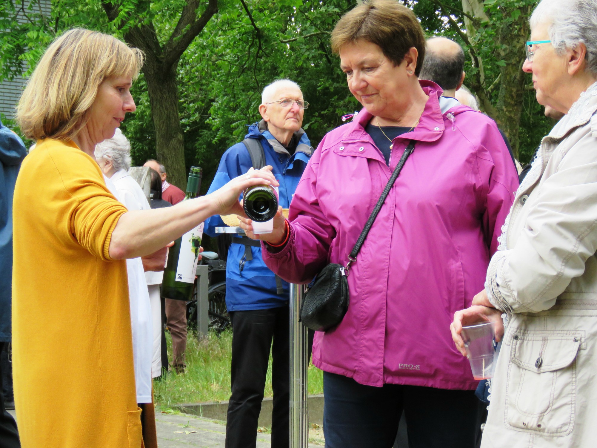 Receptie t.g.v. Rerum Novarum op het gras voor de kerk