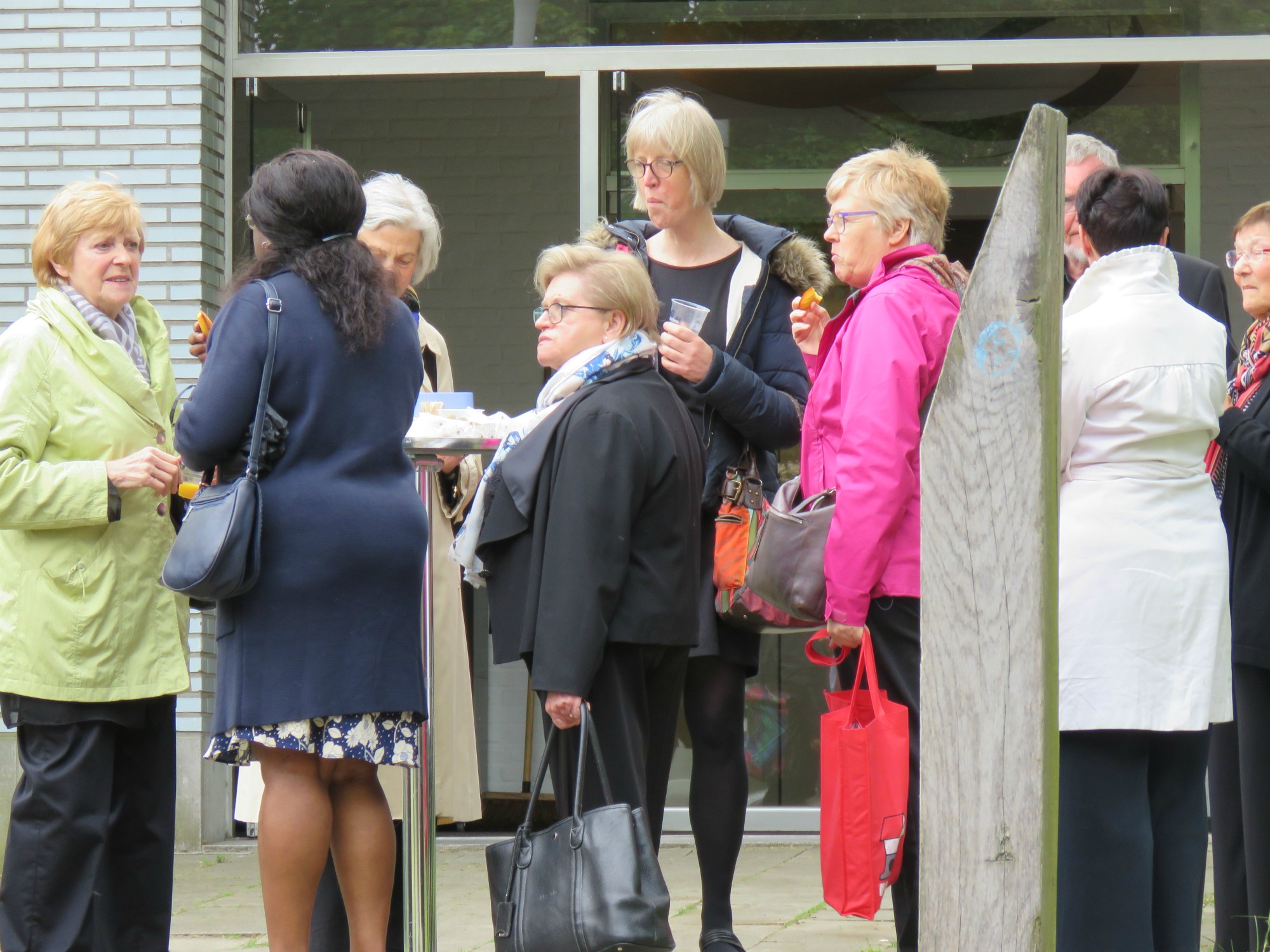 Receptie t.g.v. Rerum Novarum op het gras voor de kerk