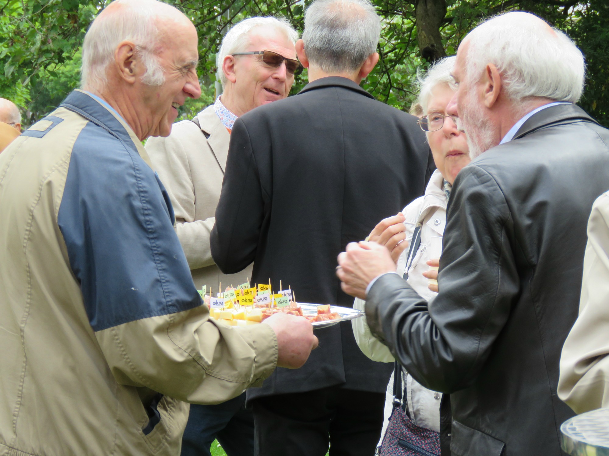 Receptie t.g.v. Rerum Novarum op het gras voor de kerk