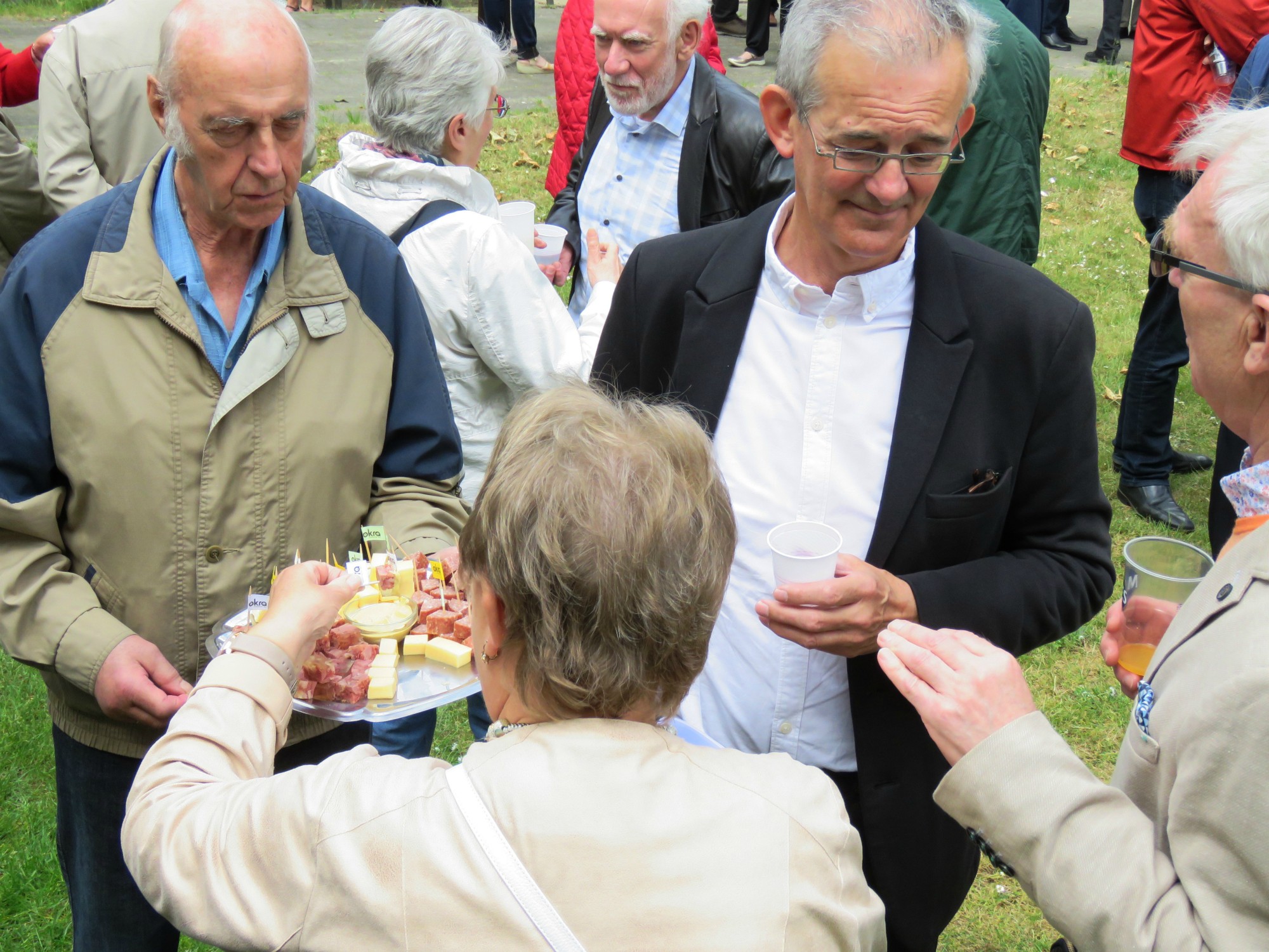 Receptie t.g.v. Rerum Novarum op het gras voor de kerk