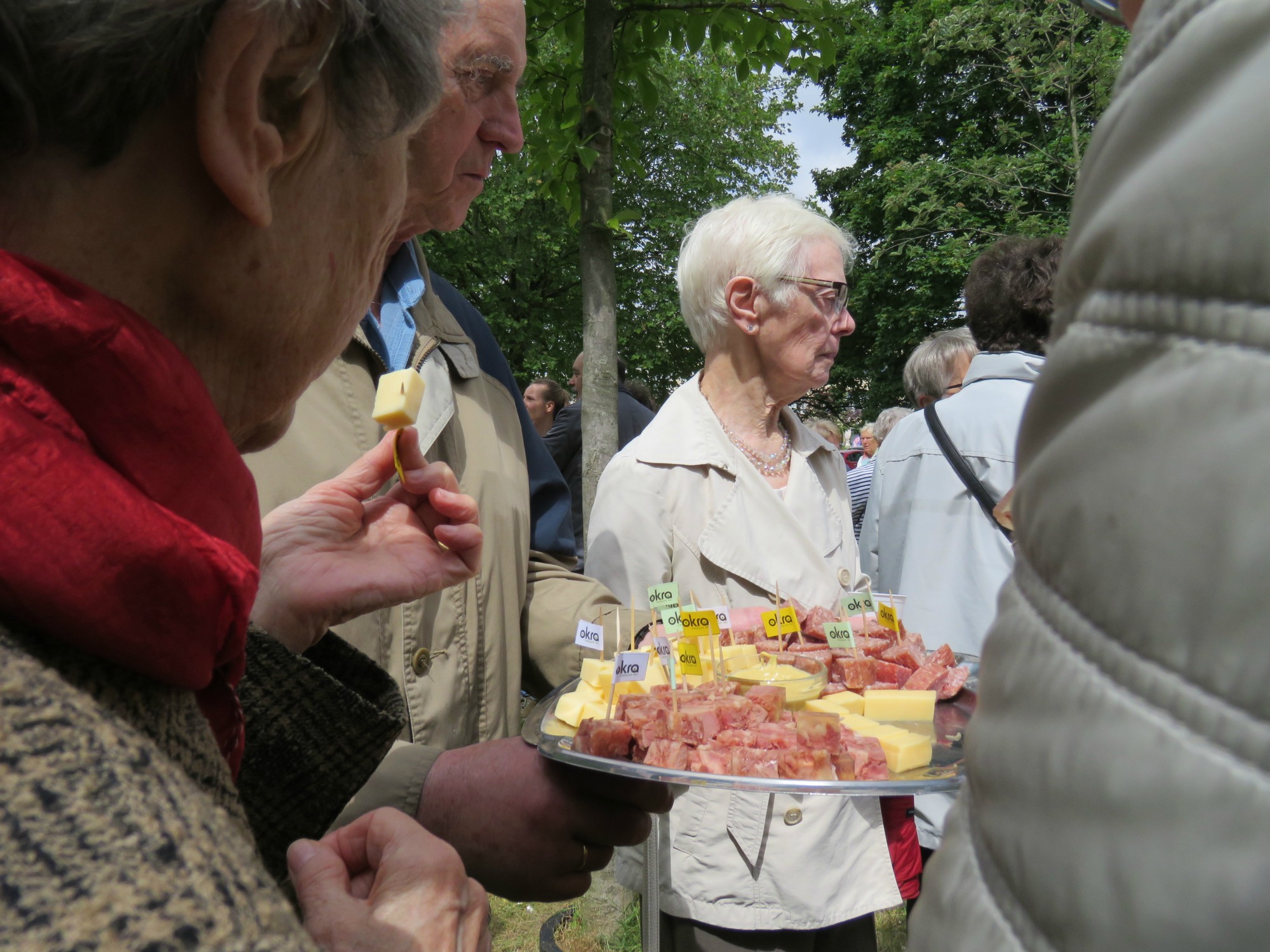 Receptie t.g.v. Rerum Novarum op het gras voor de kerk