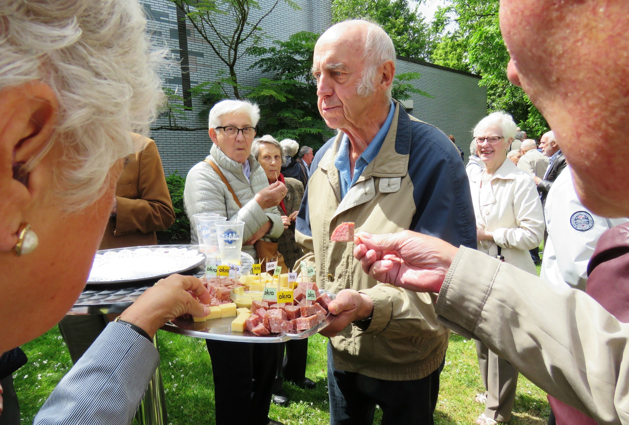 Receptie t.g.v. Rerum Novarum op het gras voor de kerk