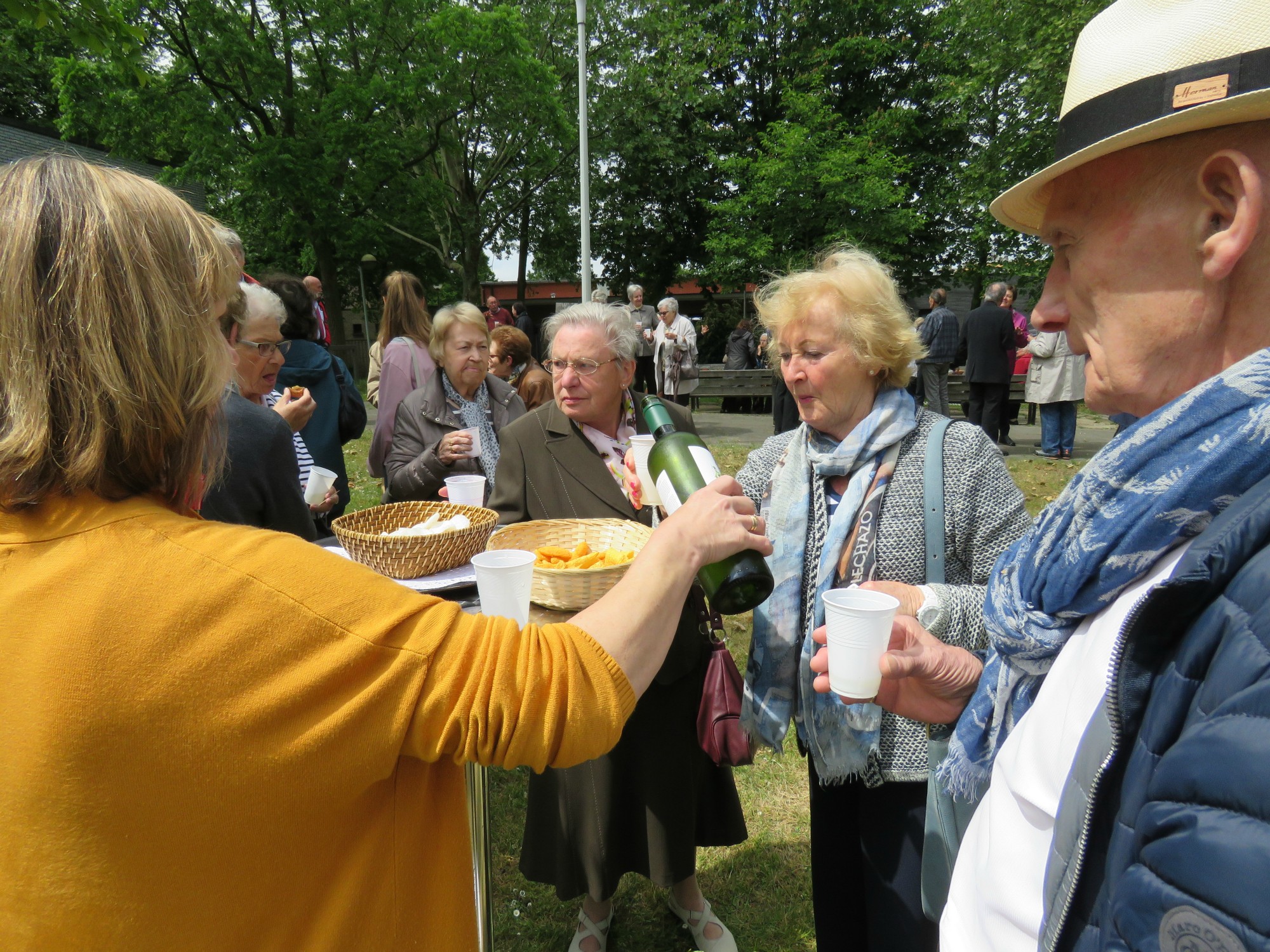 Receptie t.g.v. Rerum Novarum op het gras voor de kerk