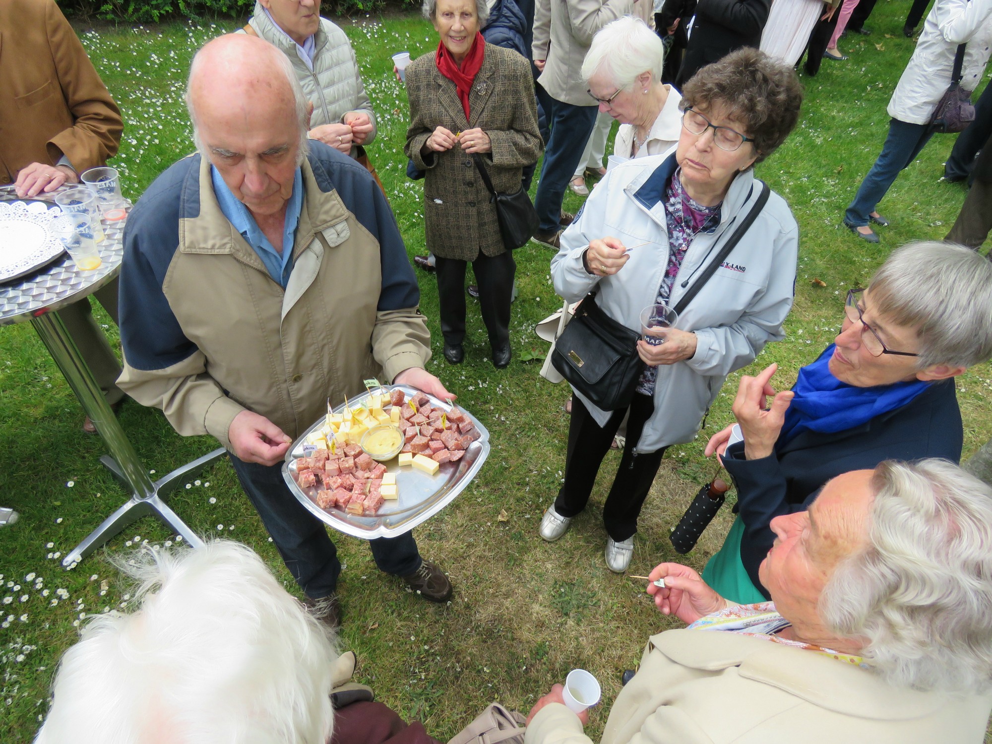 Receptie t.g.v. Rerum Novarum op het gras voor de kerk