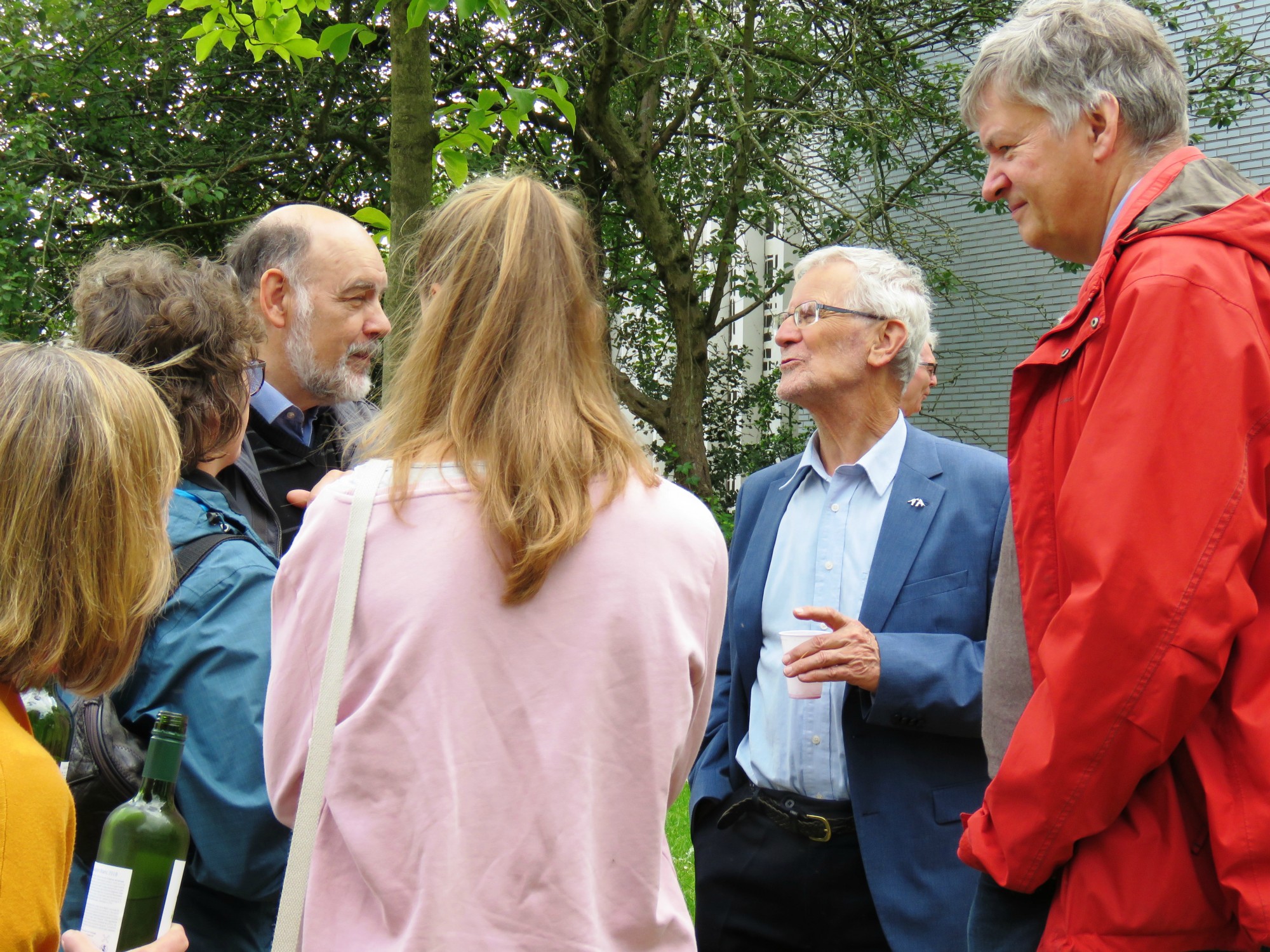 Receptie t.g.v. Rerum Novarum op het gras voor de kerk