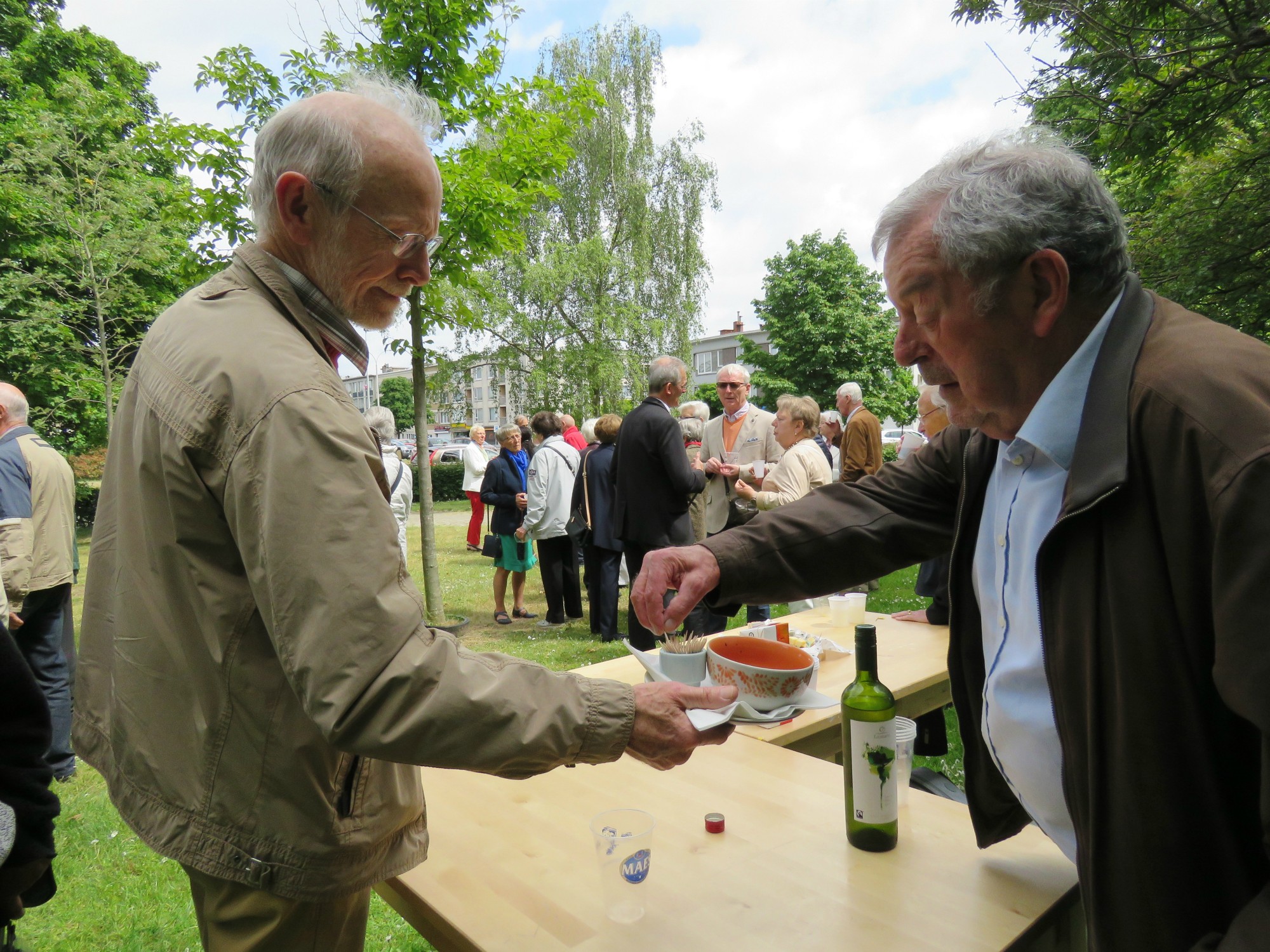 Receptie t.g.v. Rerum Novarum op het gras voor de kerk