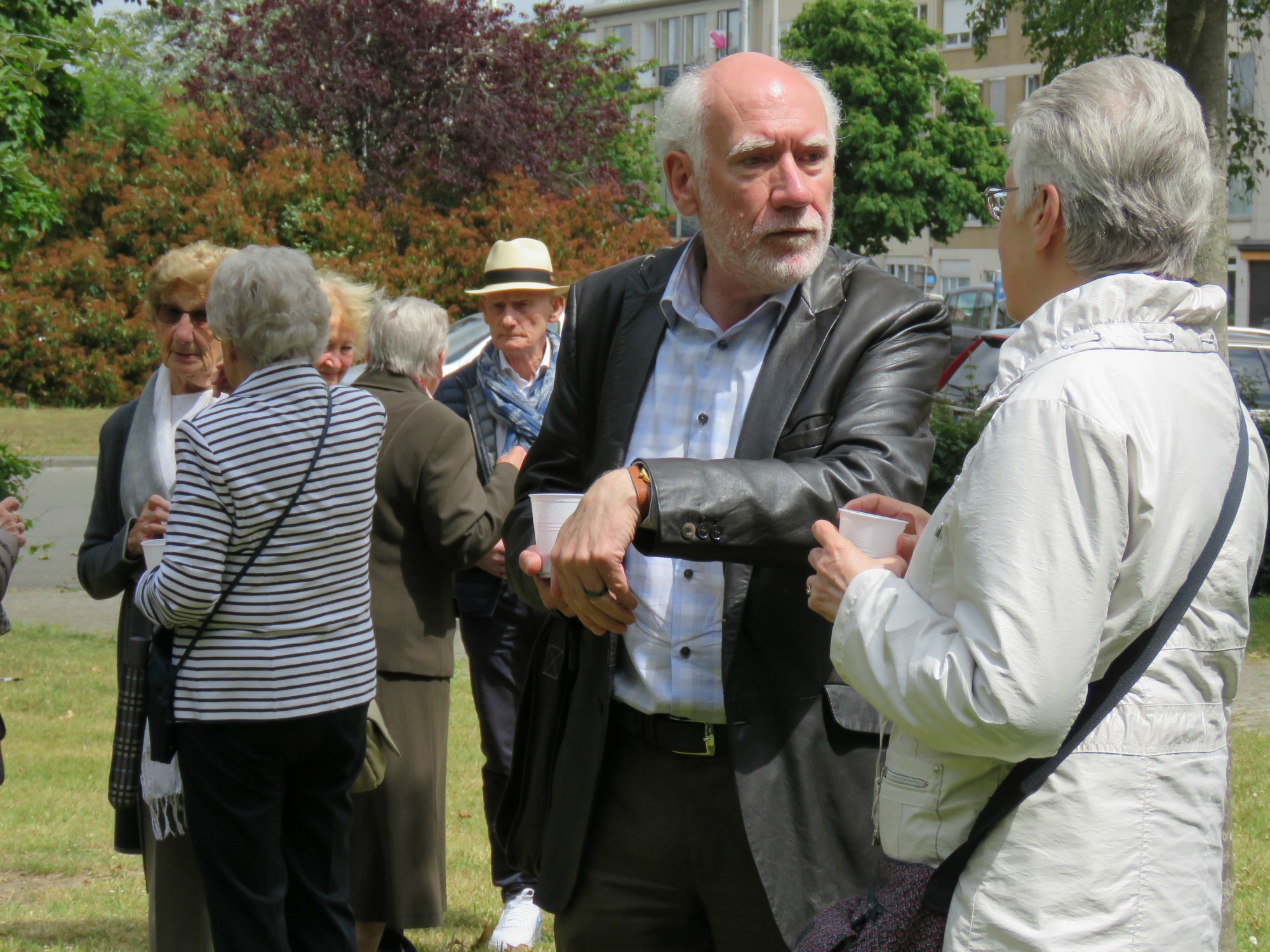 Receptie t.g.v. Rerum Novarum op het gras voor de kerk