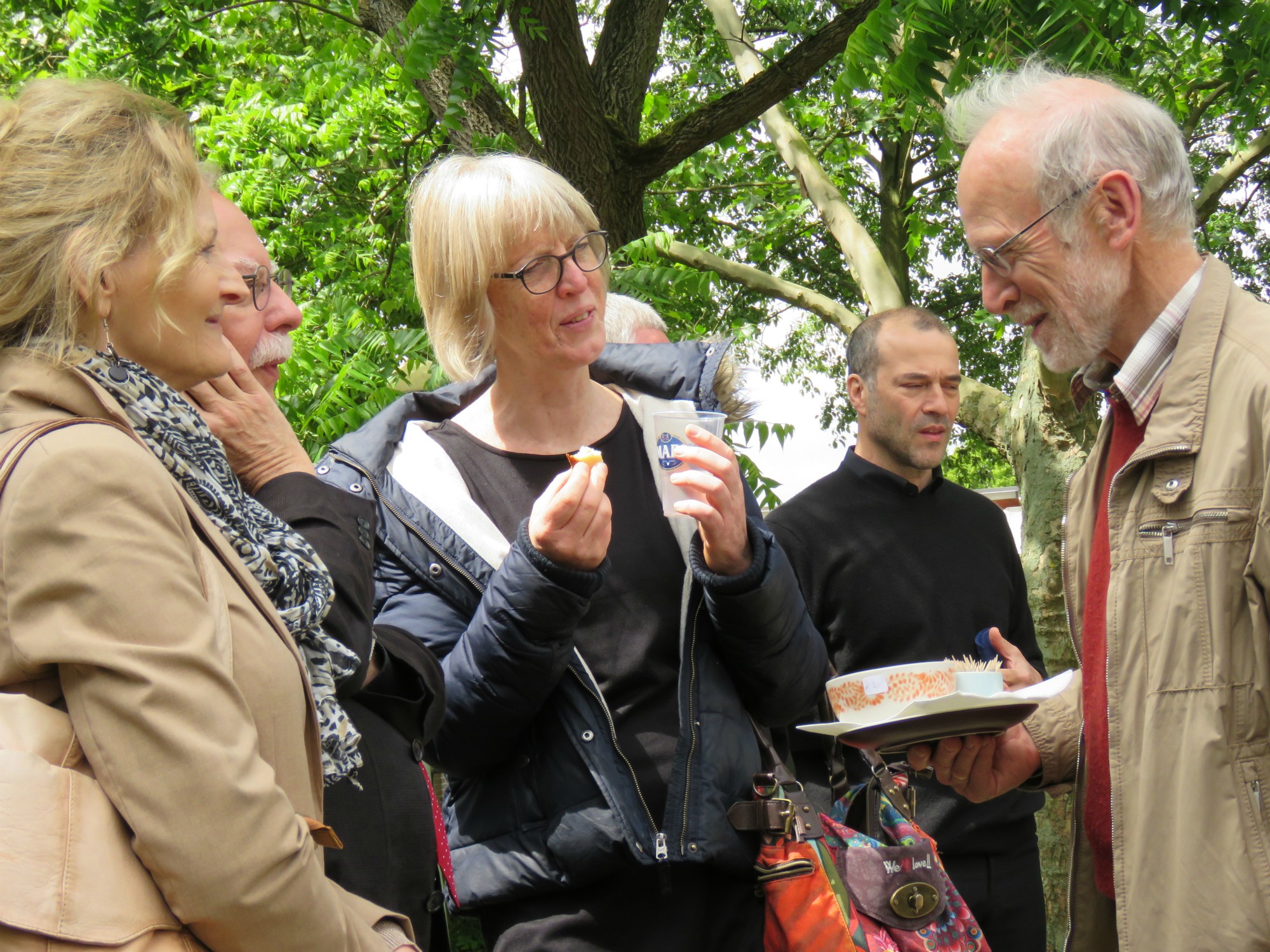 Receptie t.g.v. Rerum Novarum op het gras voor de kerk