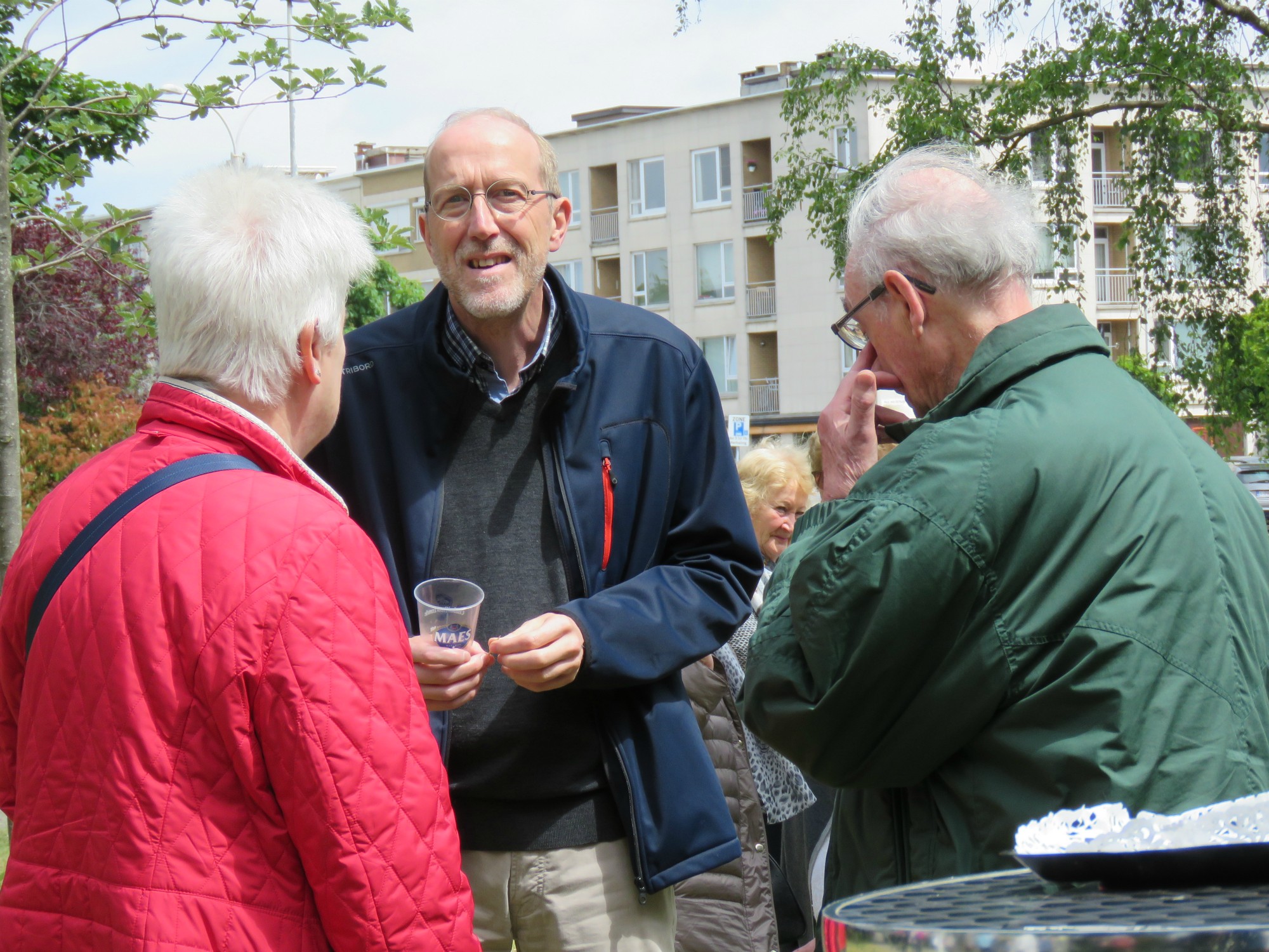 Receptie t.g.v. Rerum Novarum op het gras voor de kerk