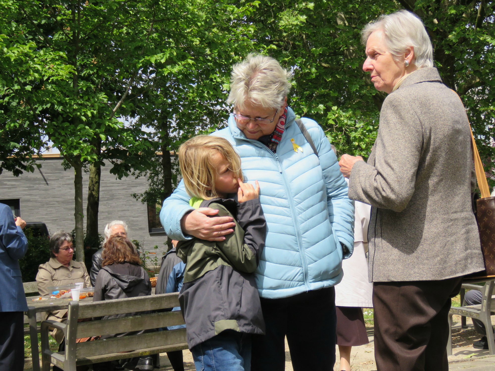 Receptie t.g.v. Rerum Novarum op het gras voor de kerk