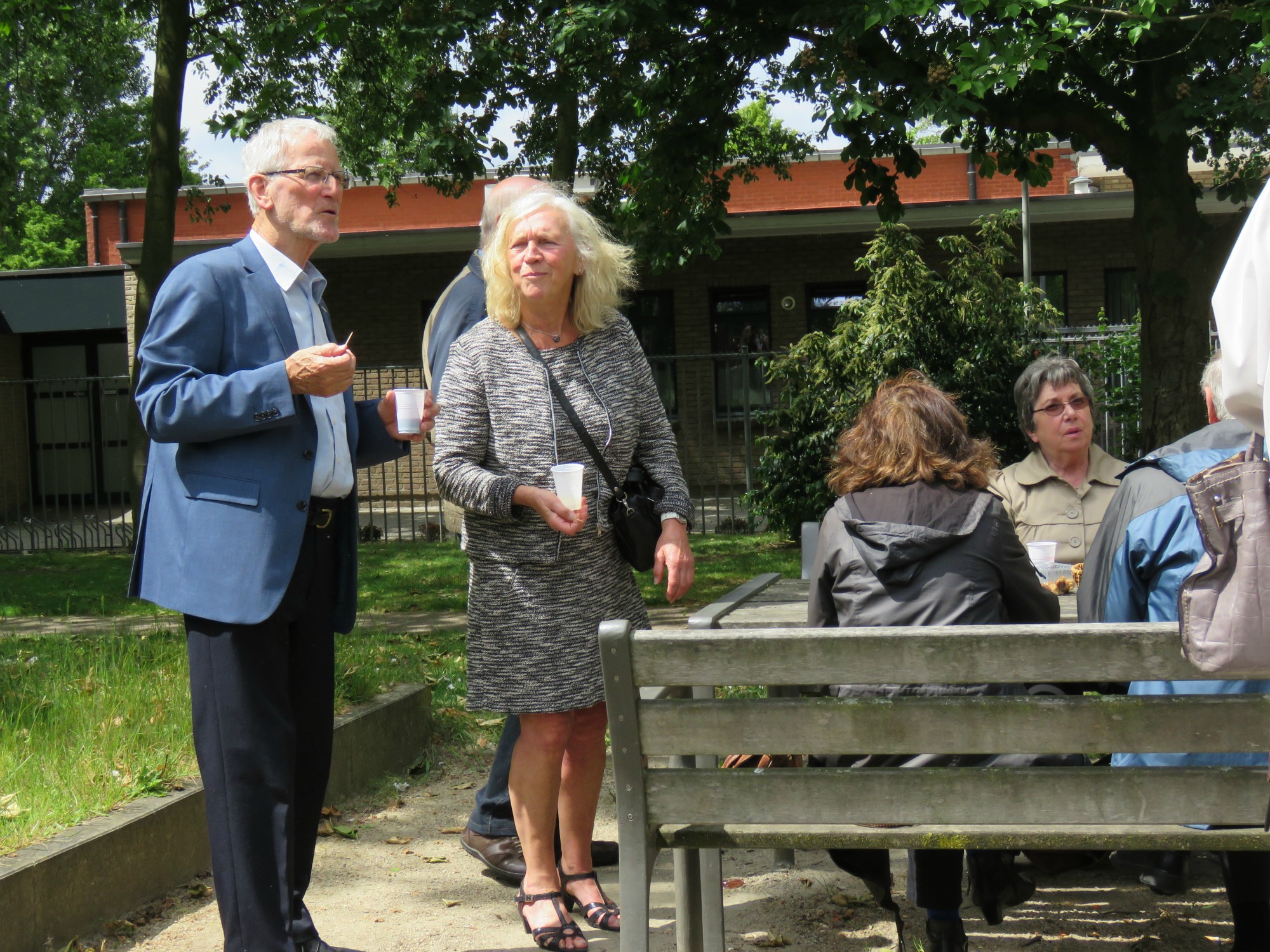 Receptie t.g.v. Rerum Novarum op het gras voor de kerk