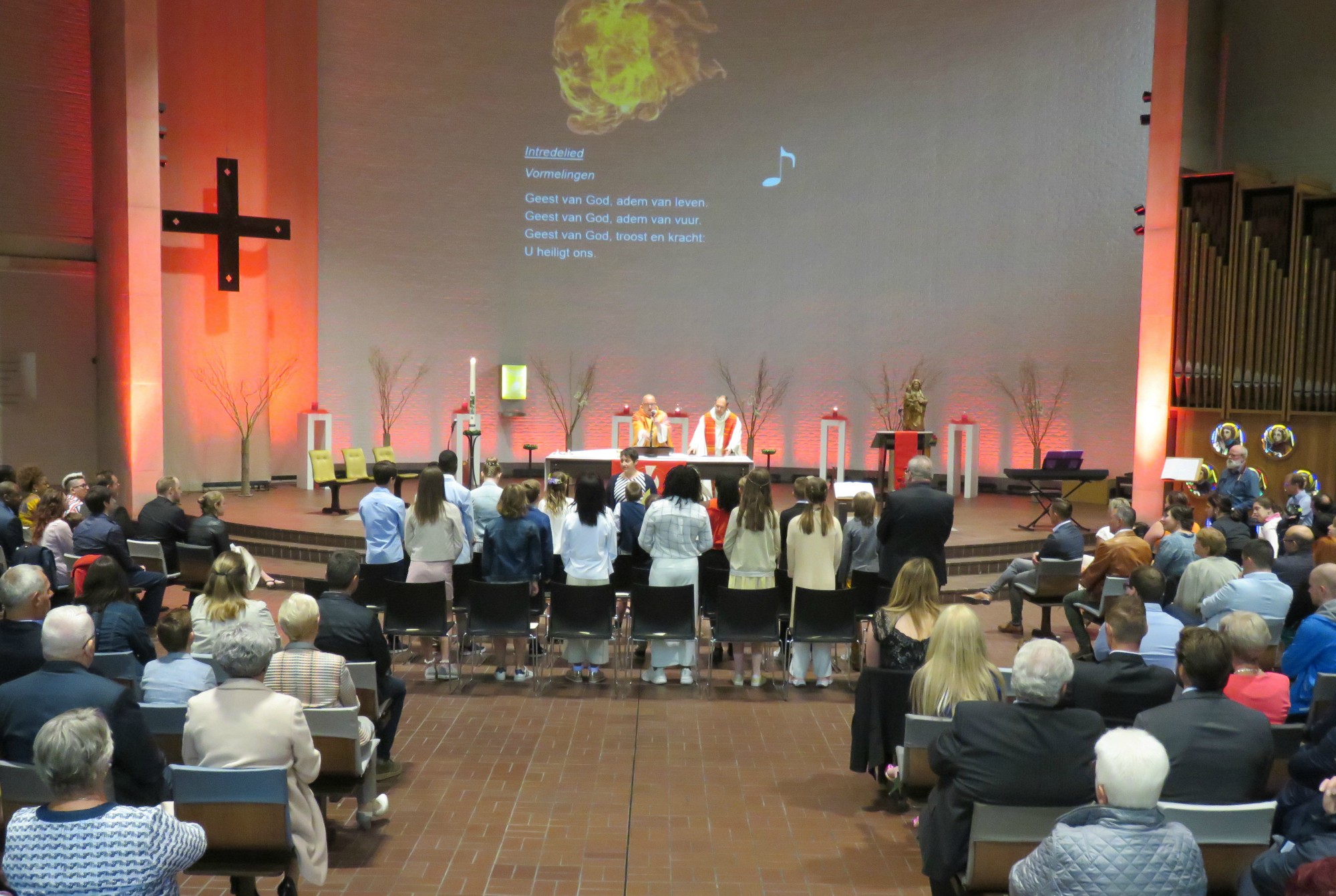 21 vormelingen vooraan in de kerk