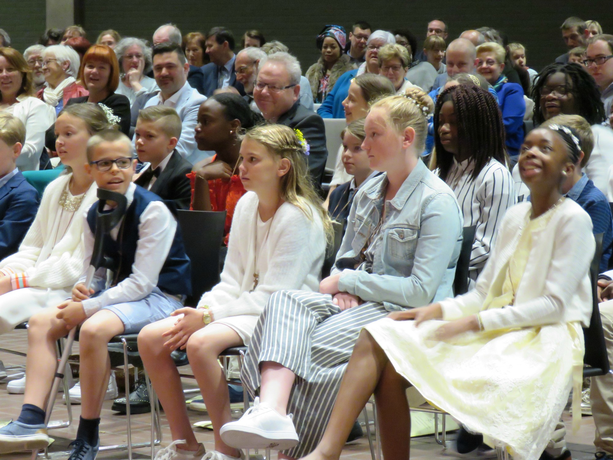 De vormelingen zitten vooraan in de kerk