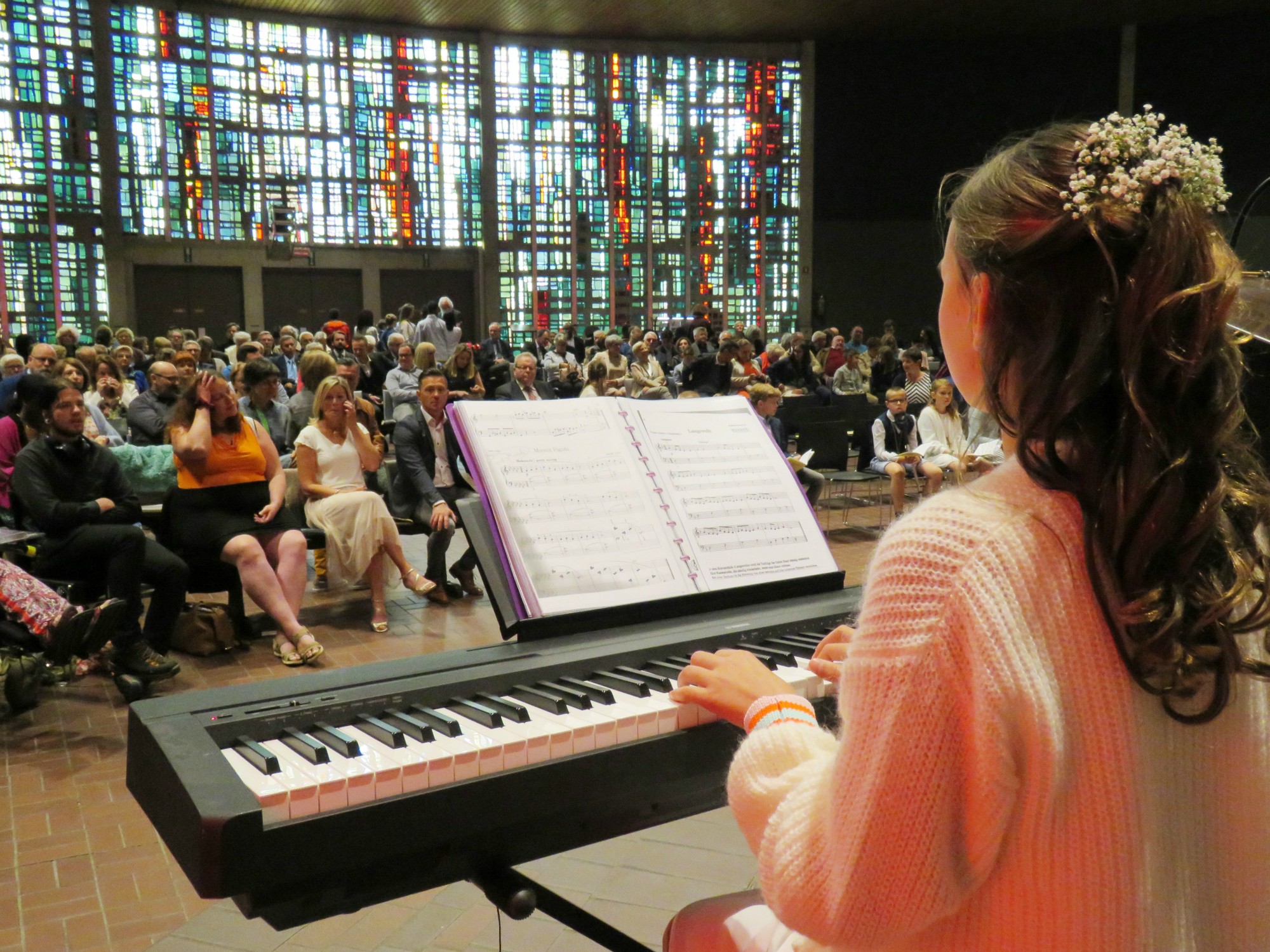 Marie aan de piano tijdens de offerande