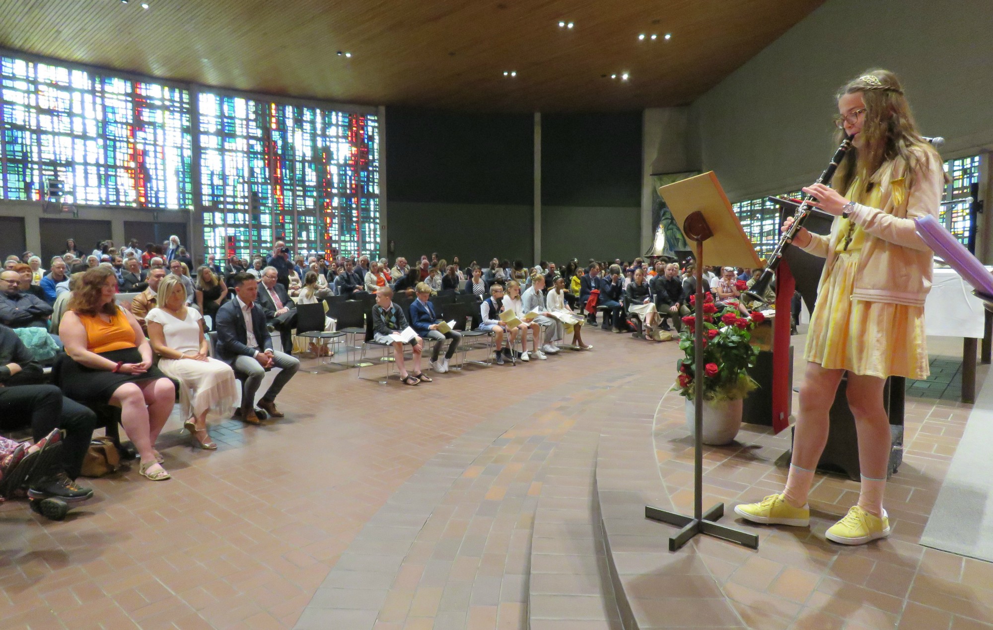 Emmeline op klarinet tijdens de offerande