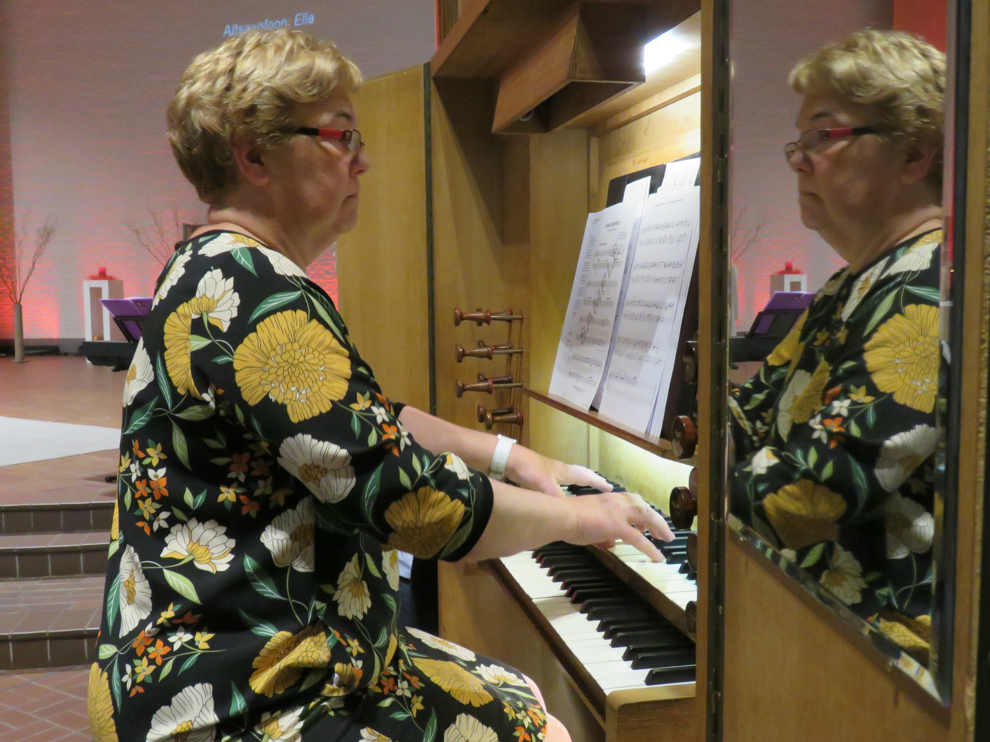 Myriam Baert aan het orgel