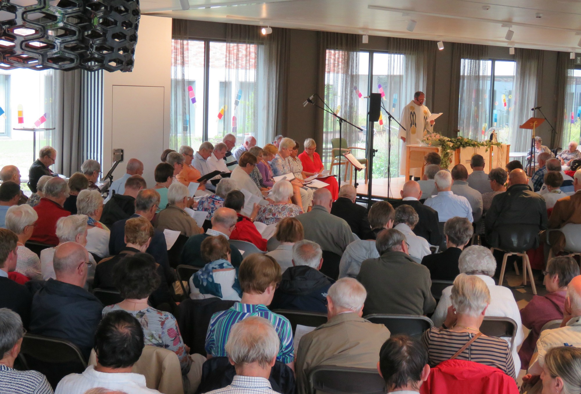 Viering moederdag in WZC Hof ter Schelde