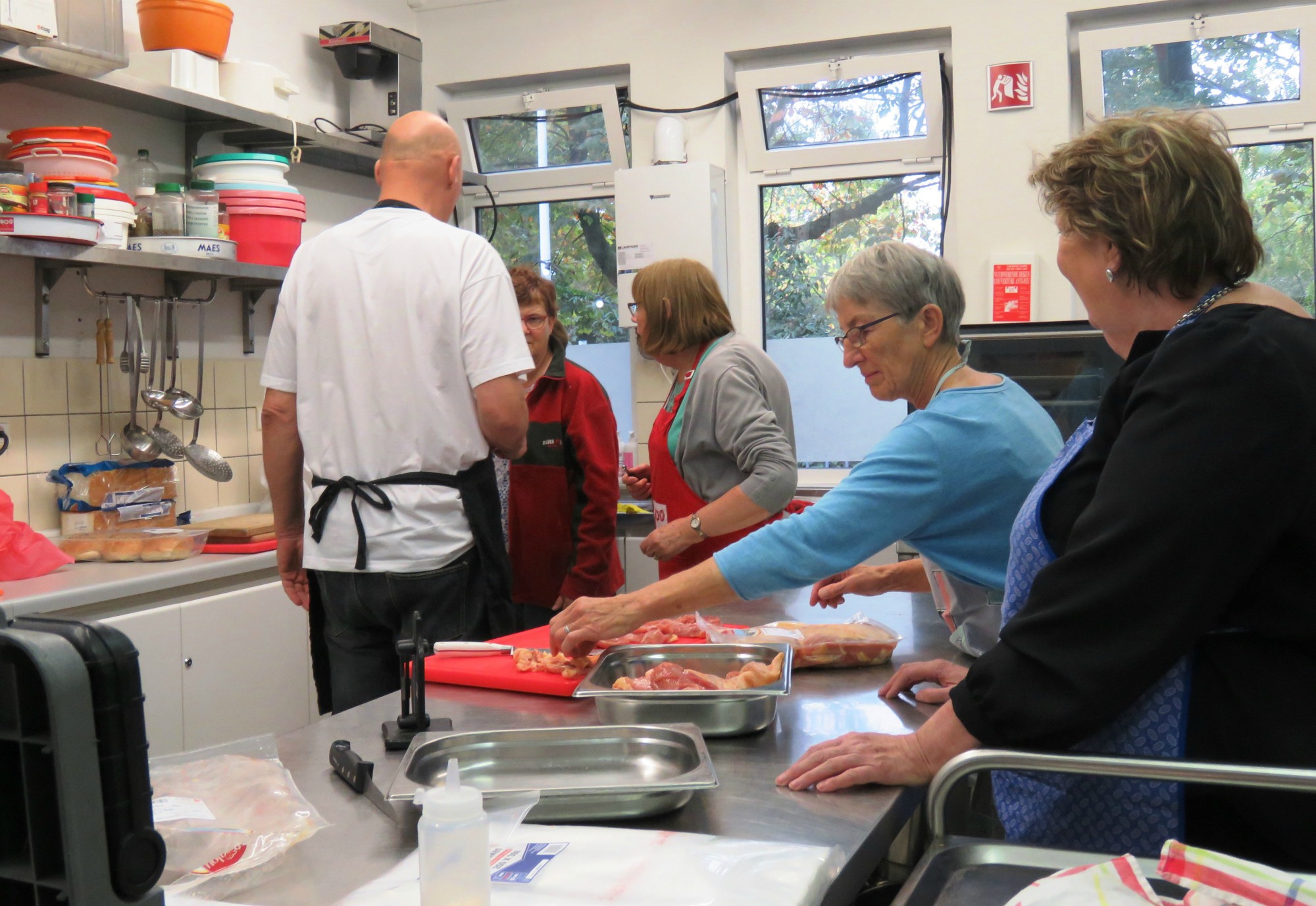 Drukte in de keuken met de voorbereiding van het diner van zondag