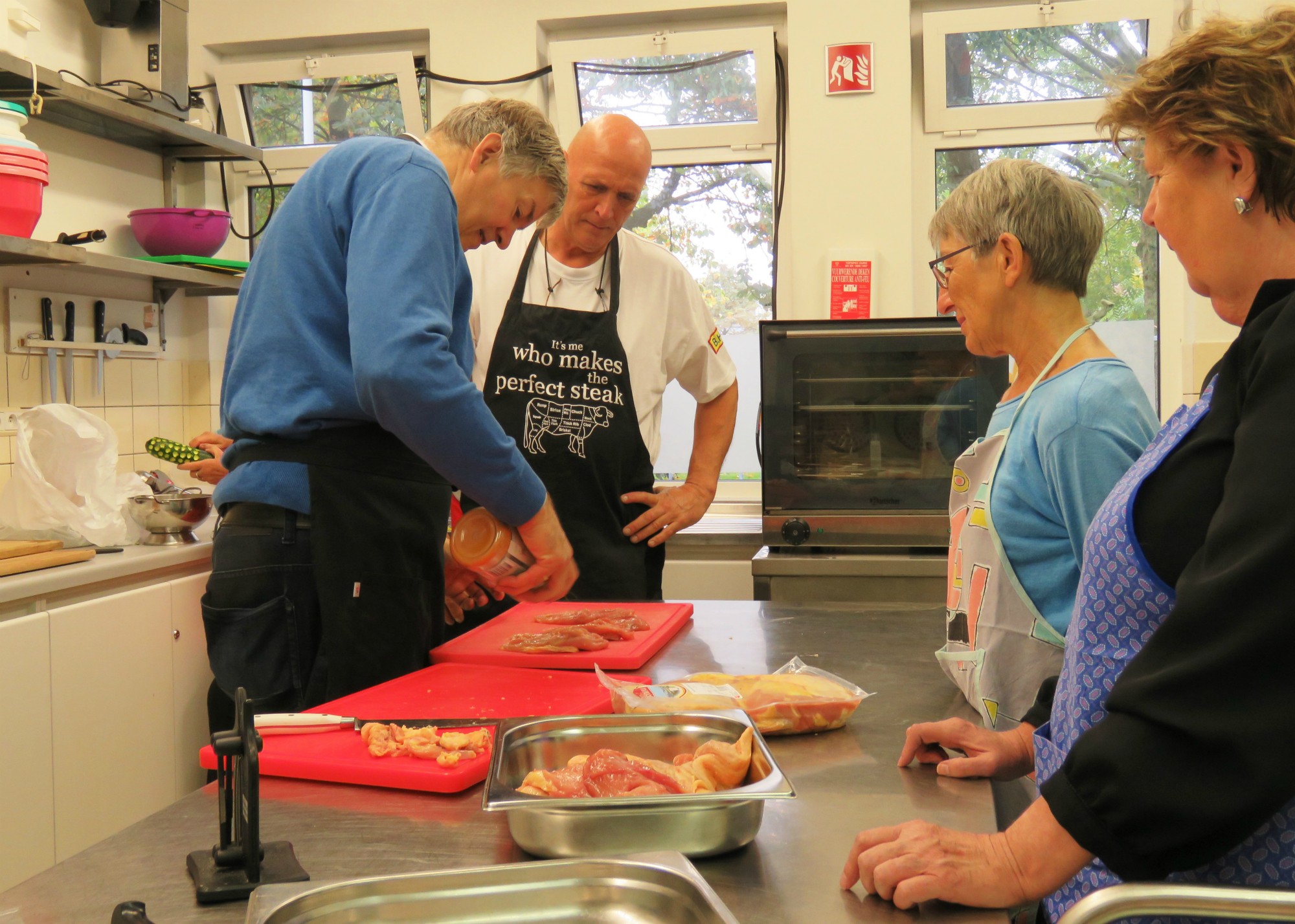 Chef Peter Kips geeft de instructies door