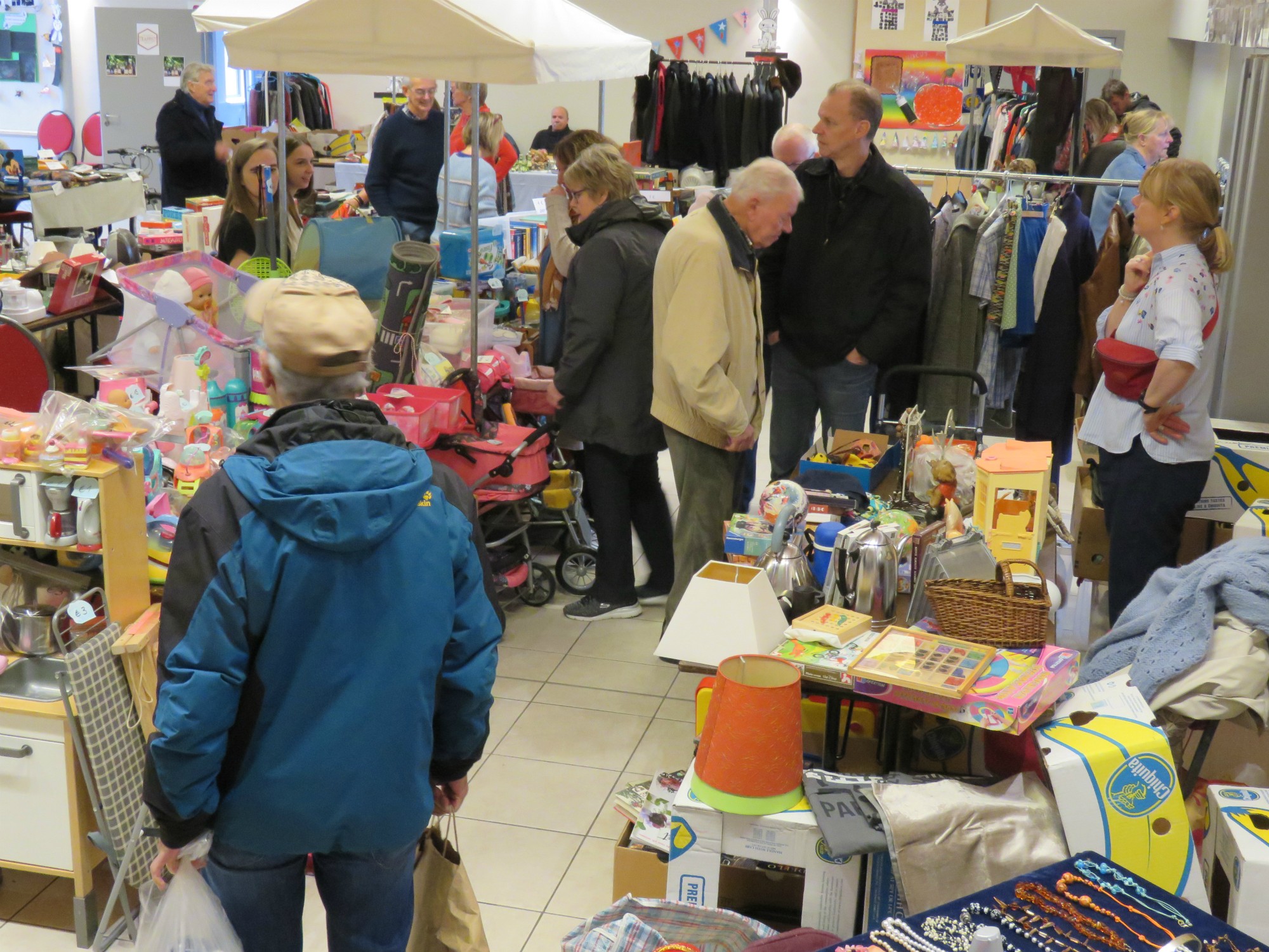 De rommelmarkt gaat ondertussen door