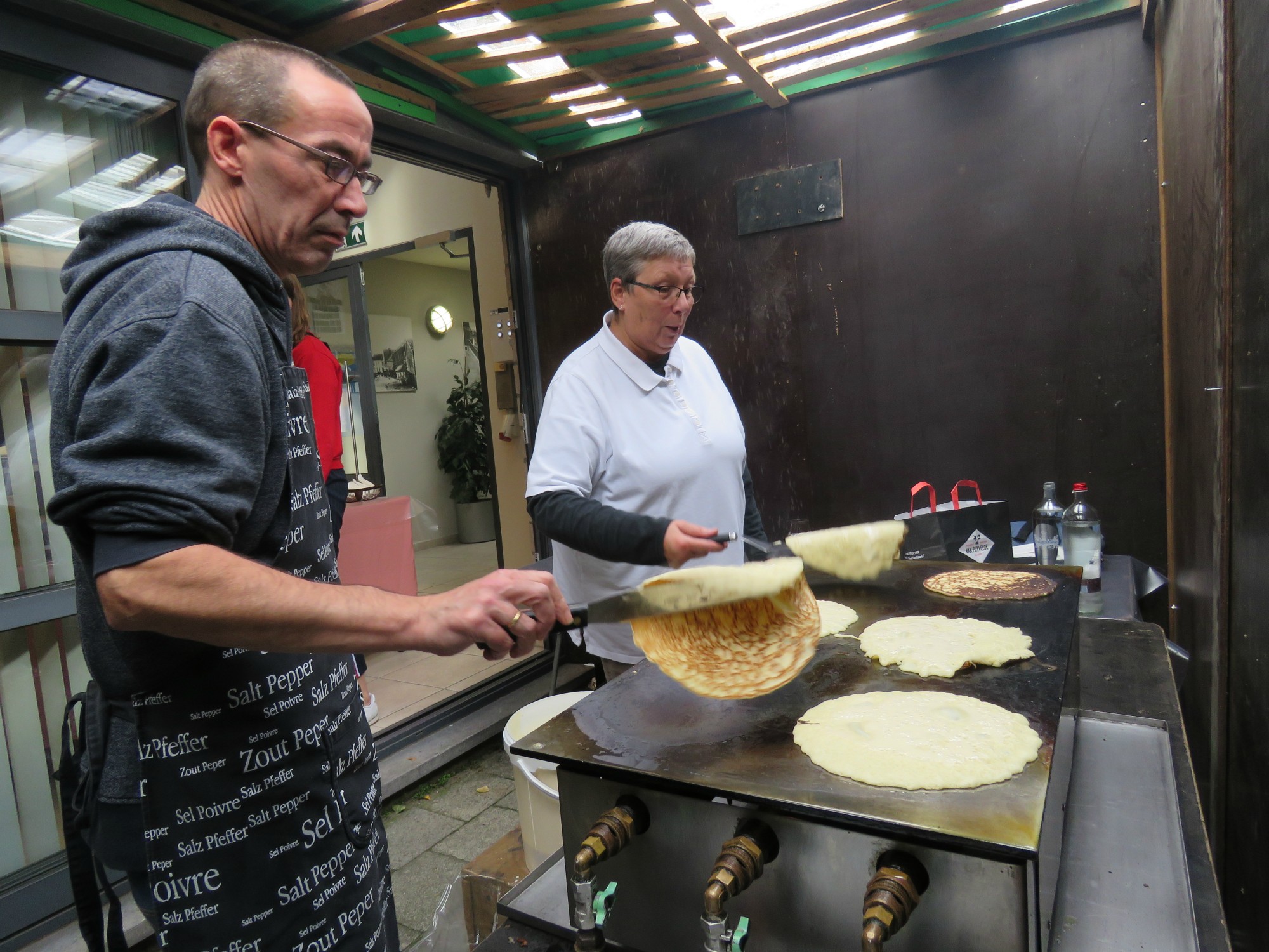 Hier worden de pannenkoeken bruin gebakken