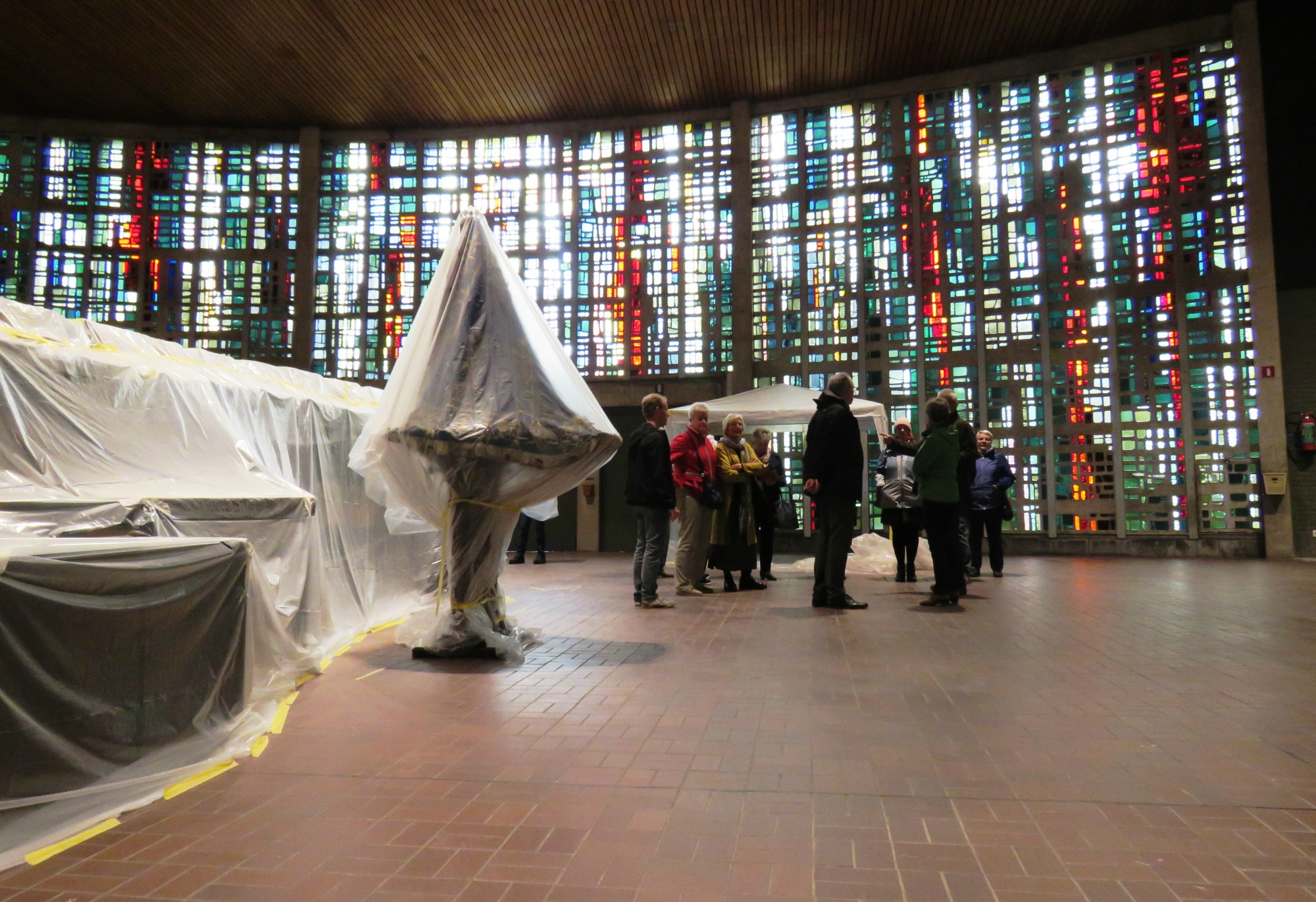 Bezoek van de vrijwilligers van het inpakken van de kerk aan we werf