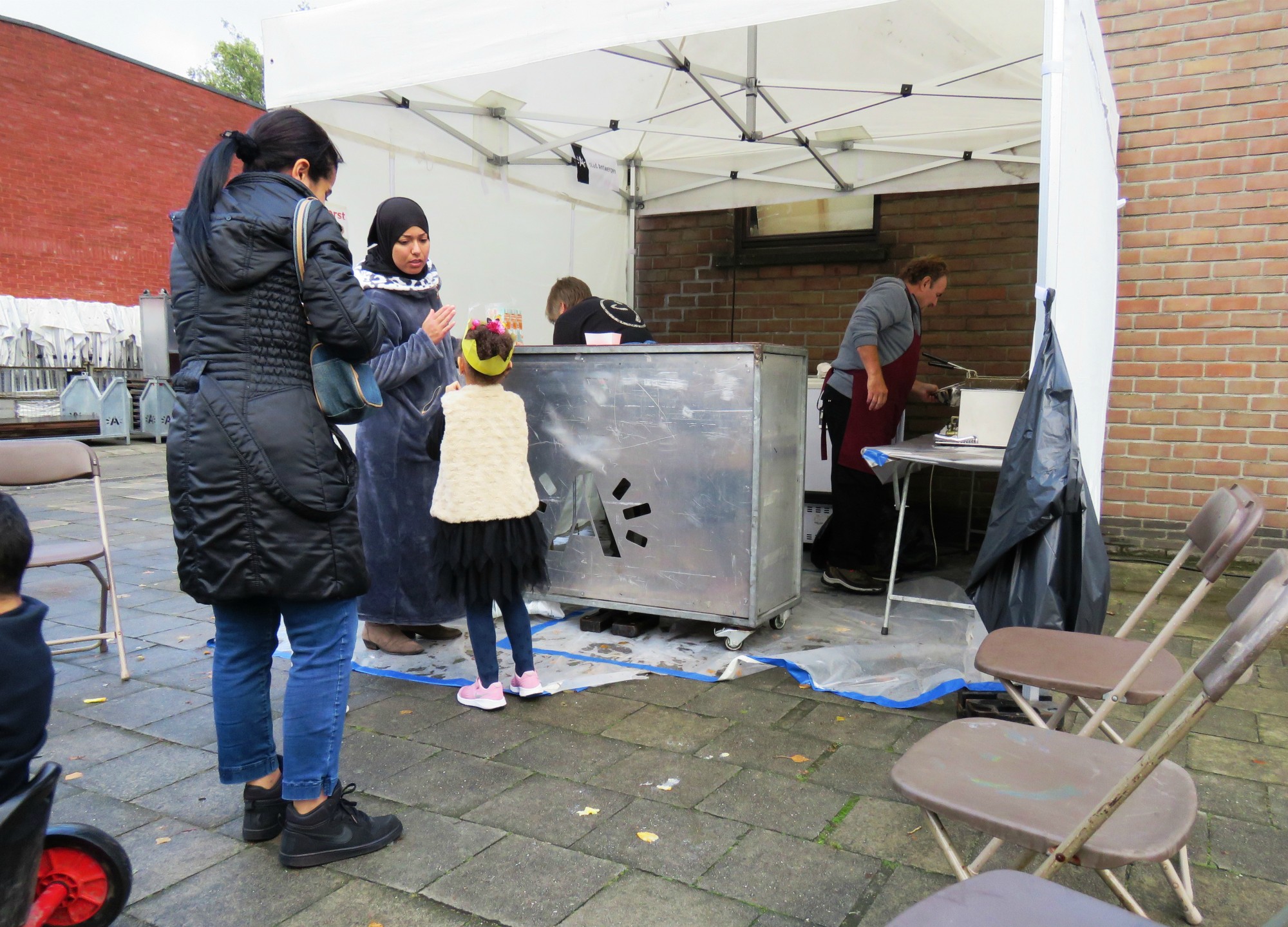 Frituur - Bakken op de koer in de regen