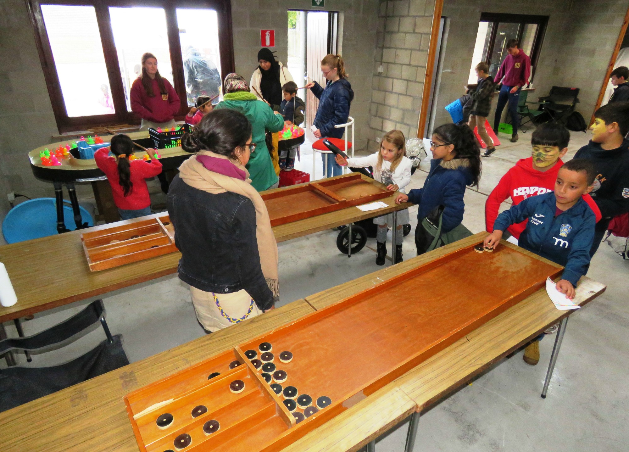 Kinderanimatie - Binnen in de lokale door het rotslechte weer