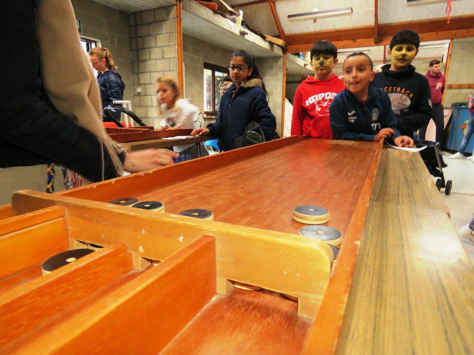 Kinderanimatie - Binnen in de lokale door het rotslechte weer