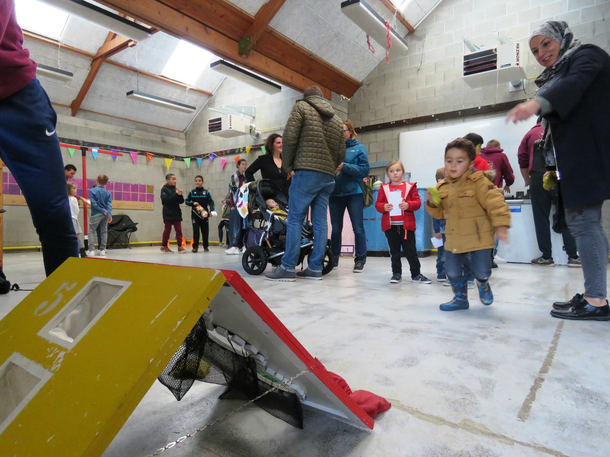 Kinderanimatie - Binnen in de lokale door het rotslechte weer