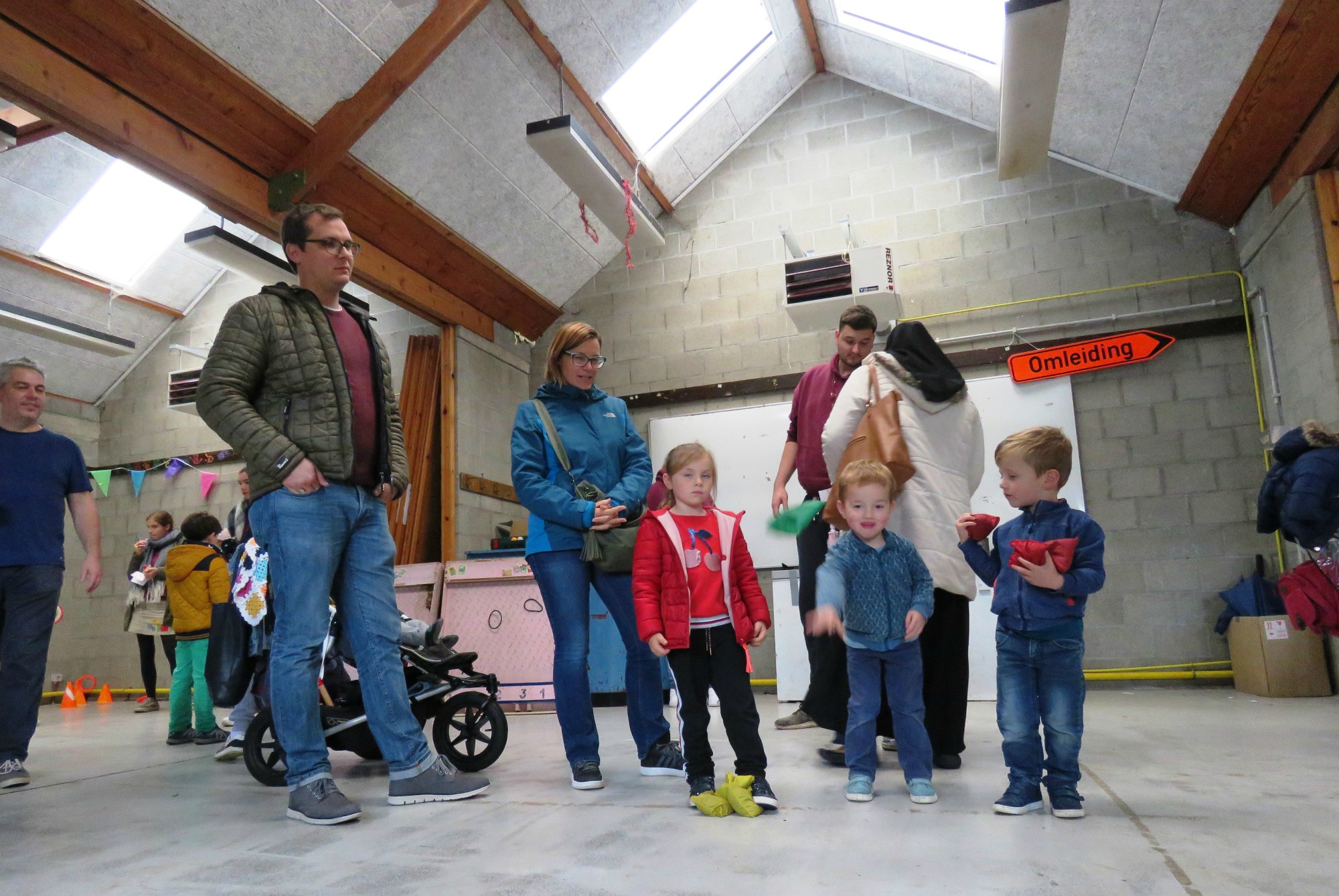 Kinderanimatie - Binnen in de lokale door het rotslechte weer