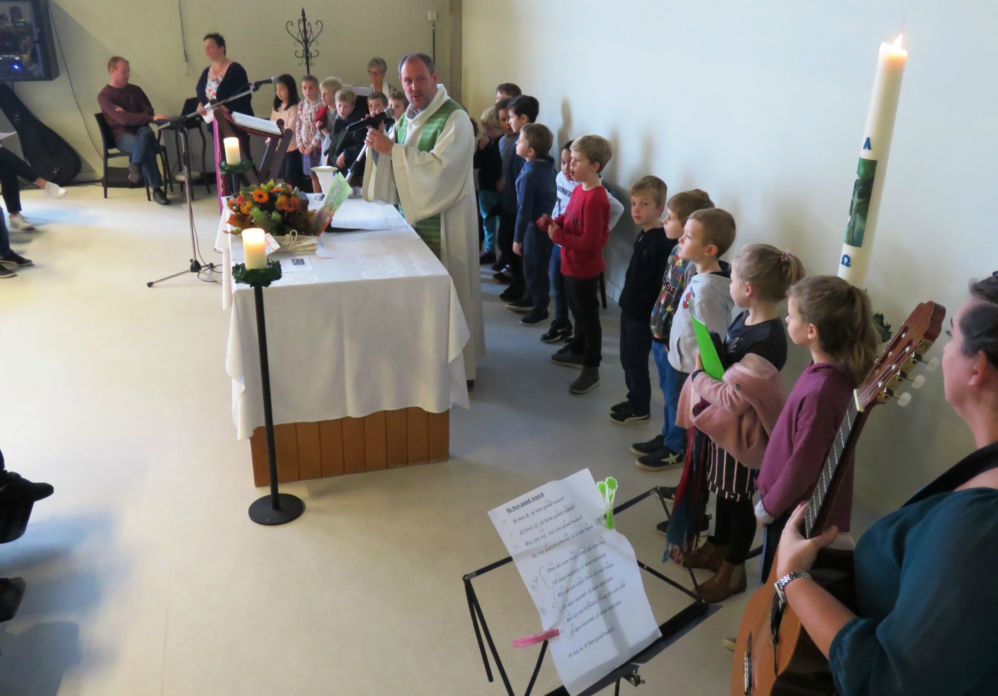 De eerste communicanten stellen zichzelf voor vooraan in de Sint-Lucaskerk