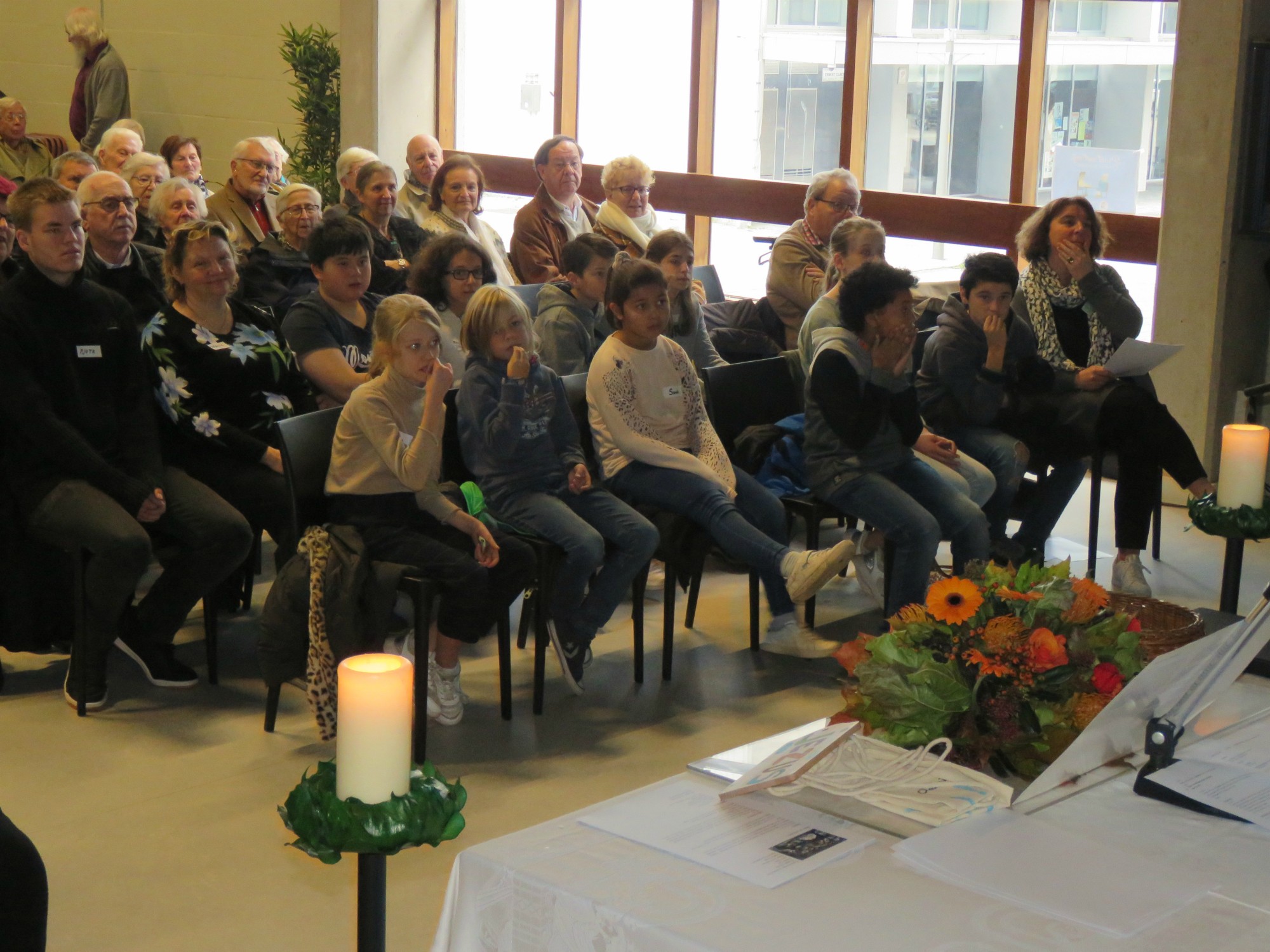 De vormelingen zitten vooraan in de kerk