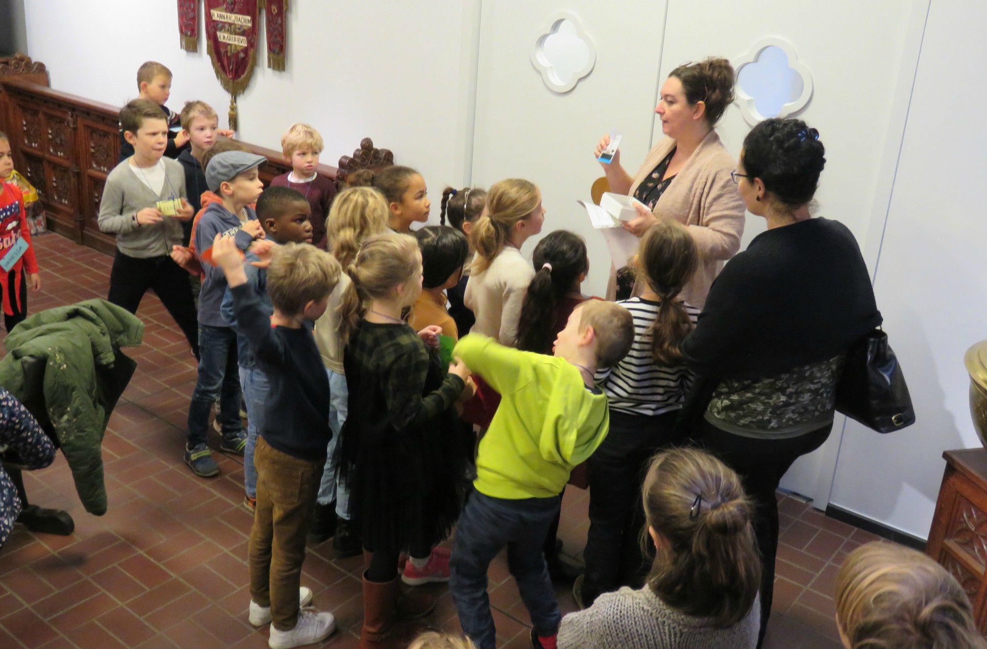 Iedereen krijgt een foto, die ze later moeten terugvinden in de kerk