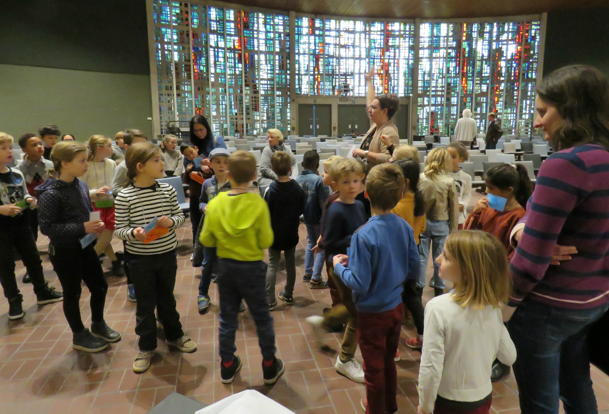 De grote glasramen achteraan in de kerk