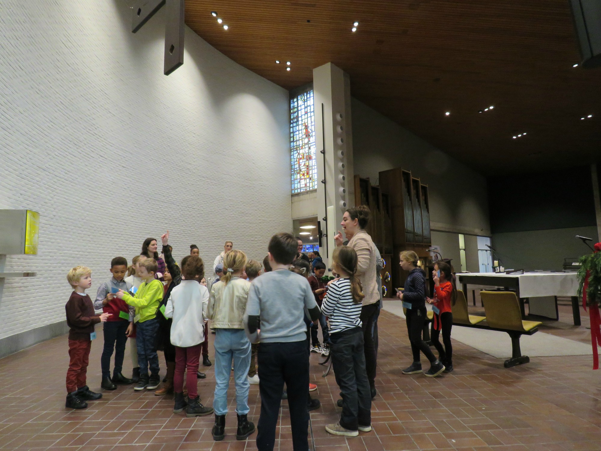 Sfeerbeeld van het bezoek aan de kerk o.l.v. juf Marianne