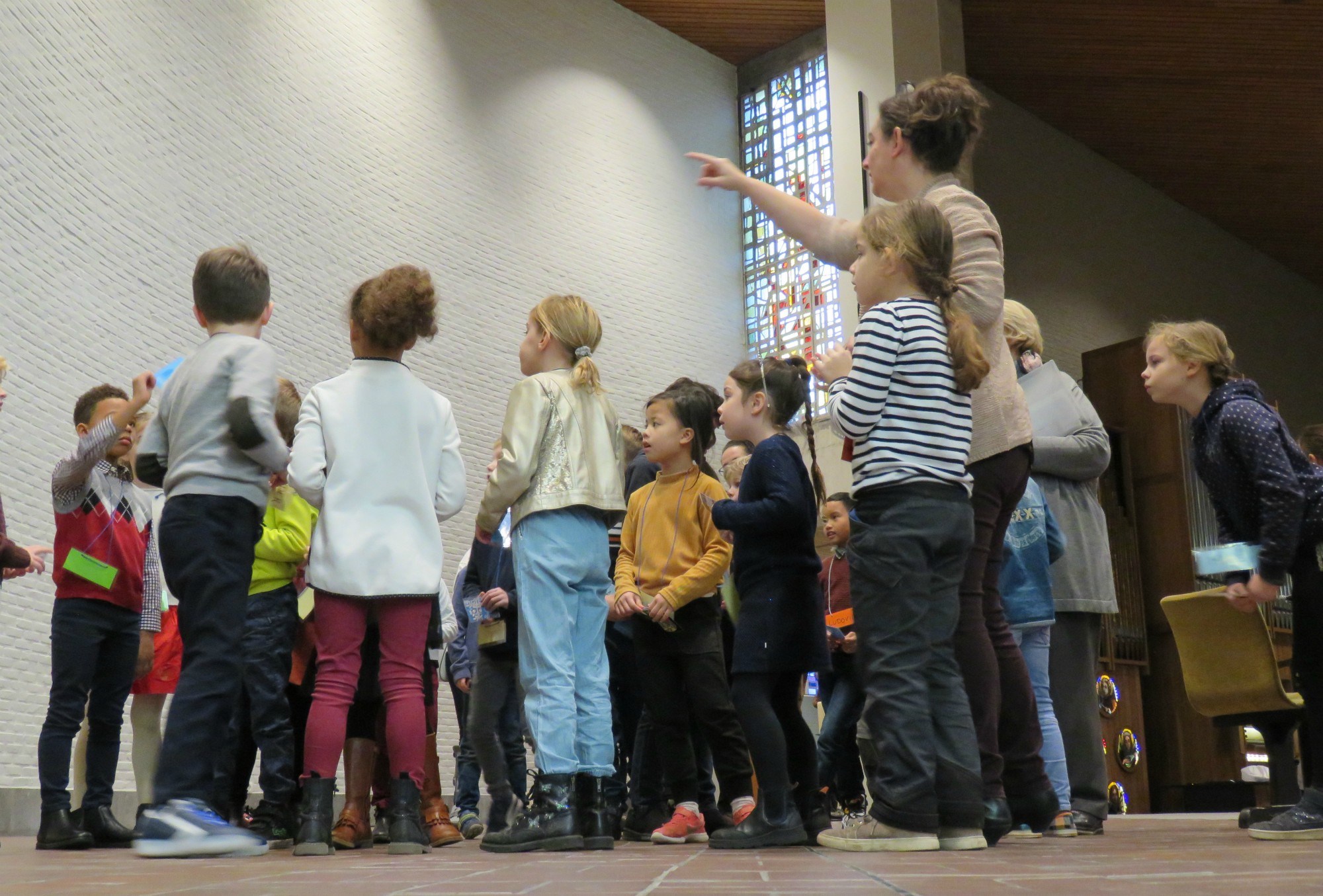 Sfeerbeeld van het bezoek aan de kerk o.l.v. juf Marianne