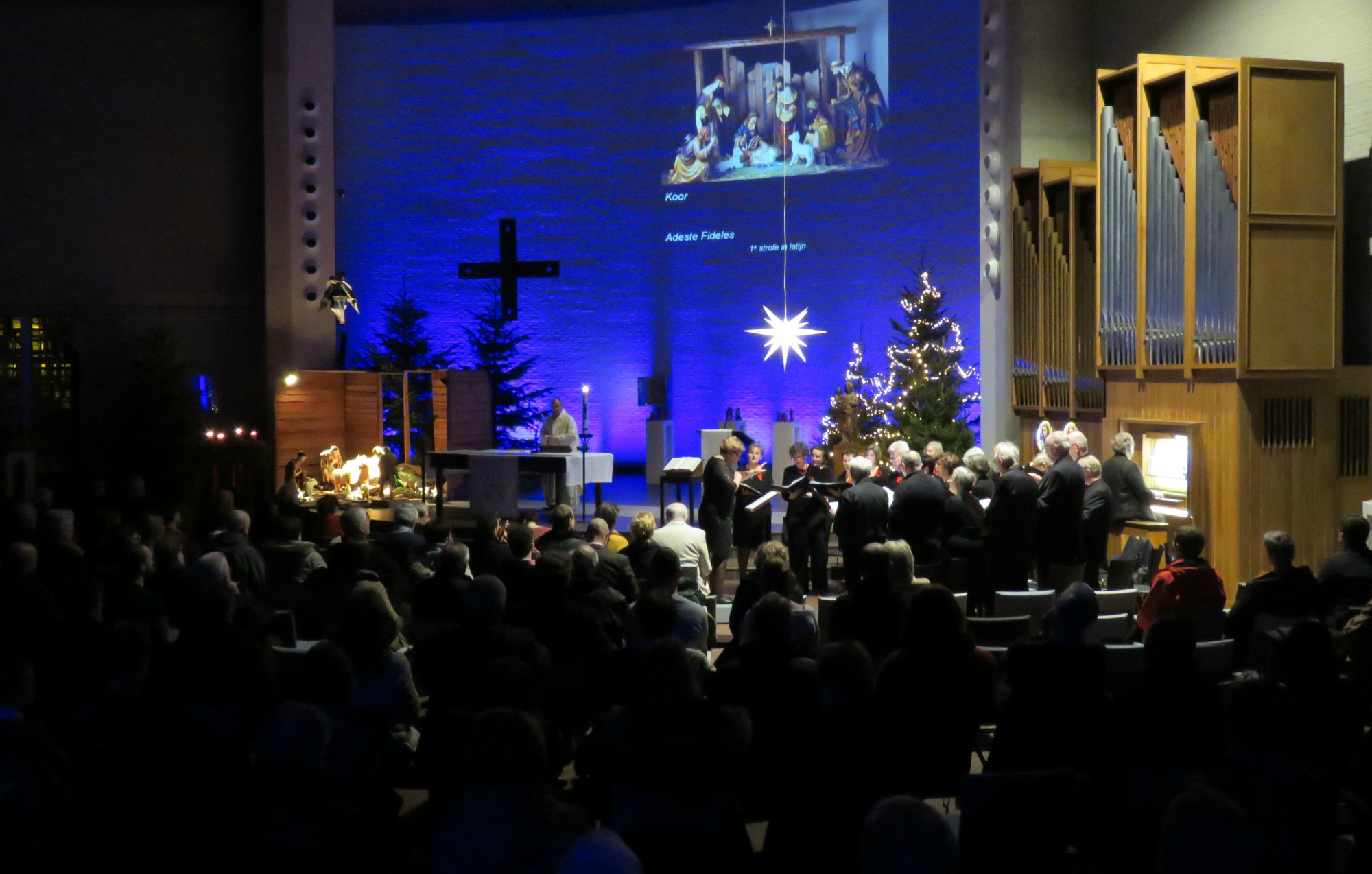 intredelied door het Sint-Annakoor o.l.v. Myriam Baert, aan het orgel Joannes Thuy