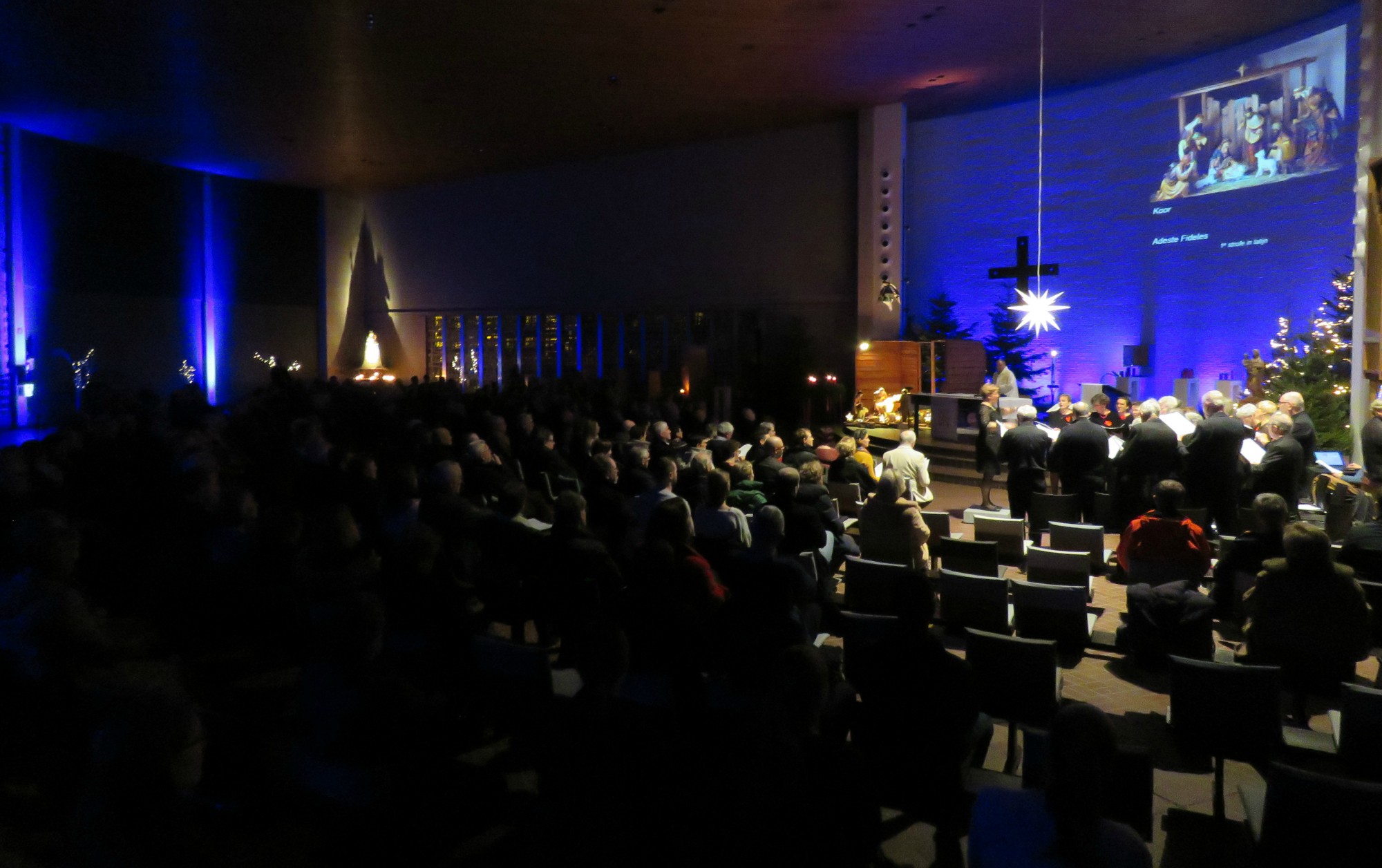 De kerk is nog steeds heel donker...