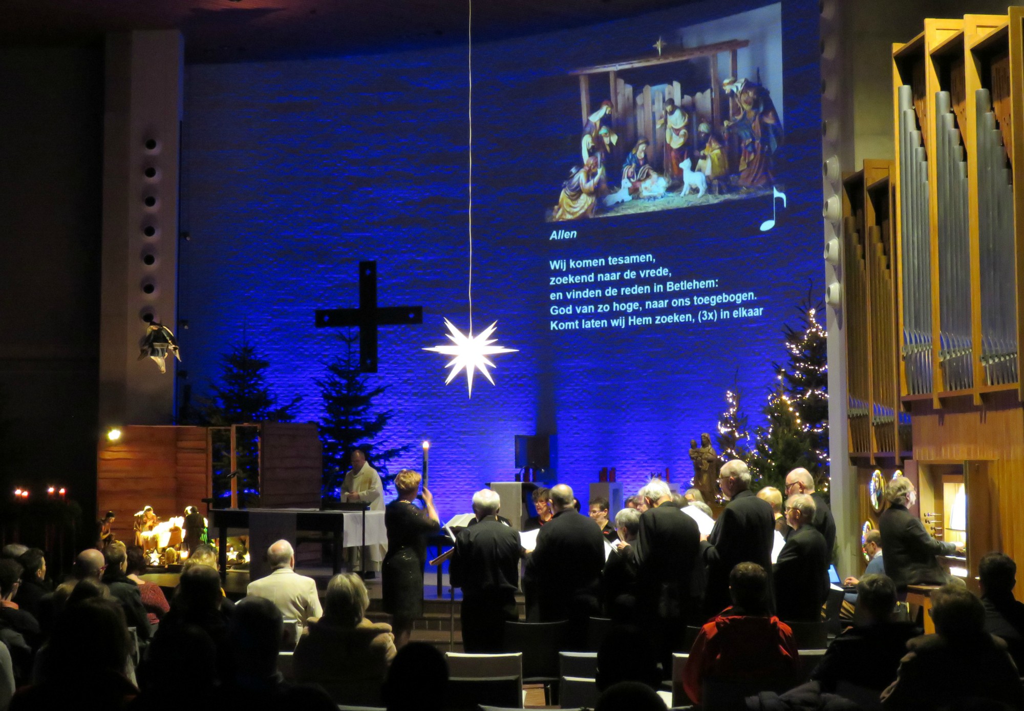 intredelied door het Sint-Annakoor o.l.v. Myriam Baert, aan het orgel Joannes Thuy